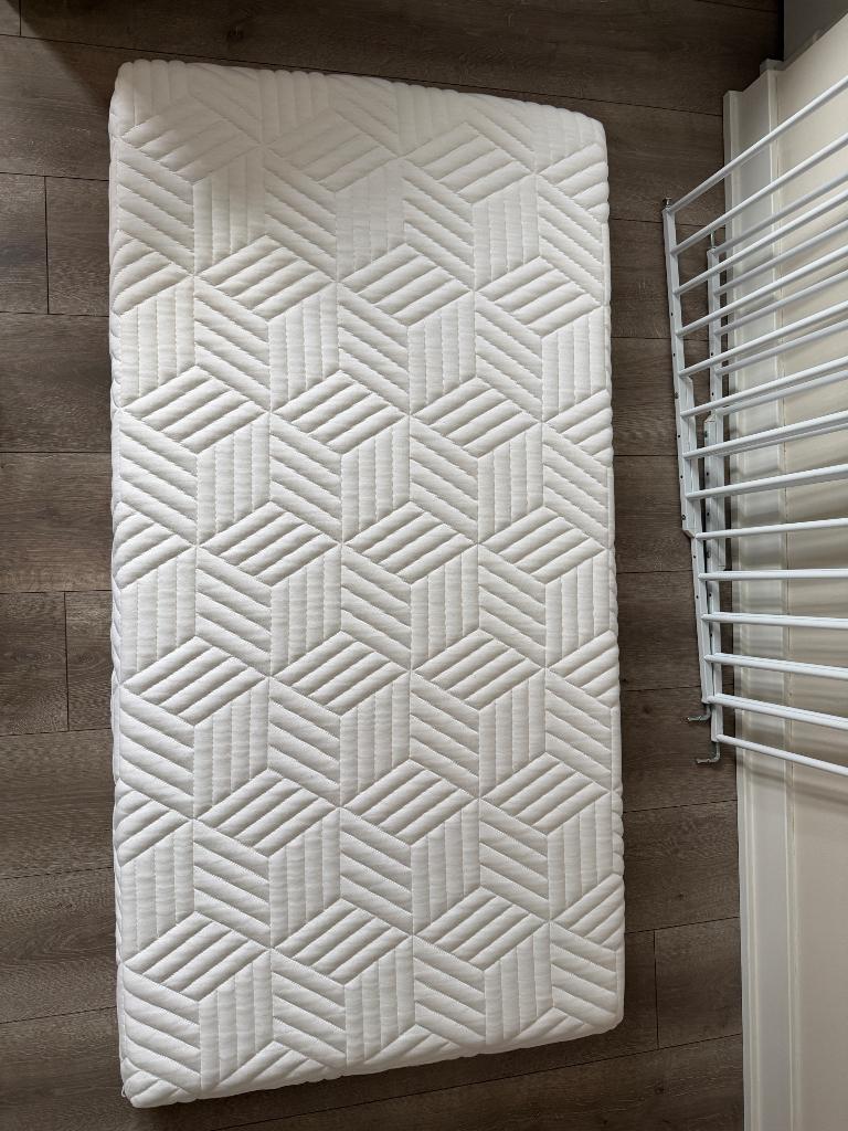 Te koop. Peuter matras en beddengoed, Ophalen, Gebruikt, Jongetje of Meisje, Wit