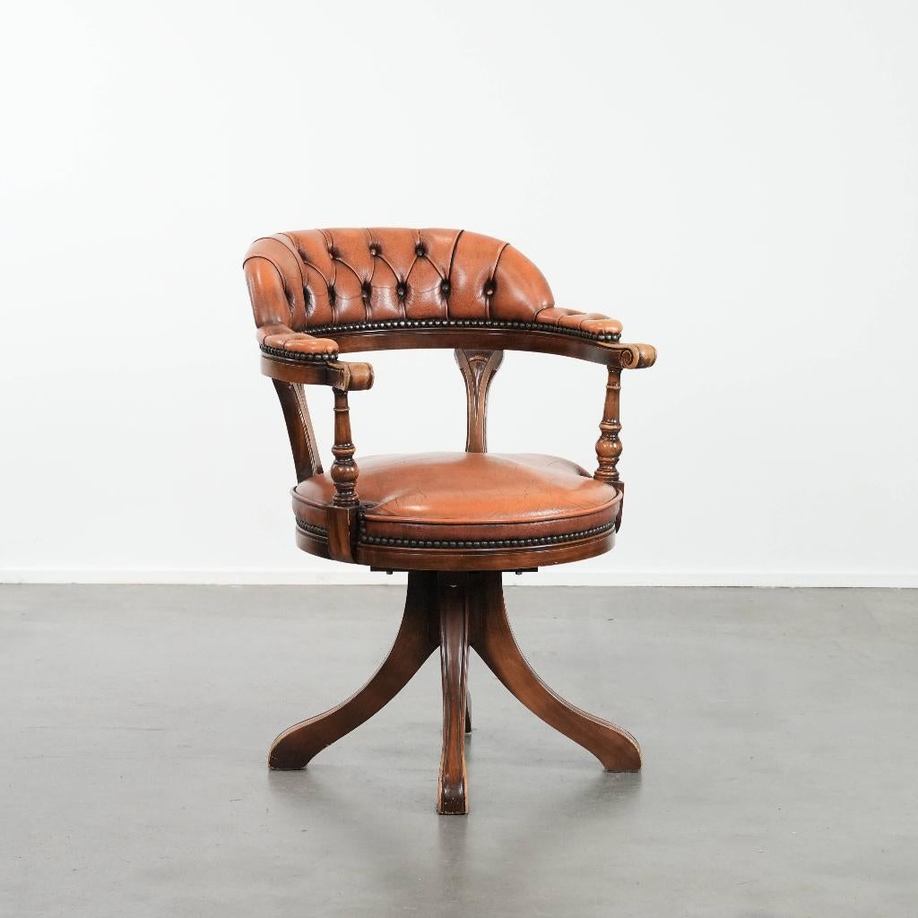 Rundleren en houten chesterfield bureaustoel met siernagels, Huis en Inrichting, Bureaustoelen, Ophalen, Gebruikt, Bruin, /