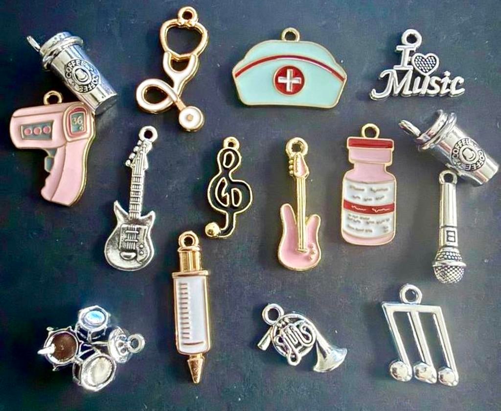 15x emaille/antiek zilveren bedels, verpleging & muziek B-24, Sieraden, Tassen en Uiterlijk, Bedels, Nieuw, Overige merken, Overige materialen