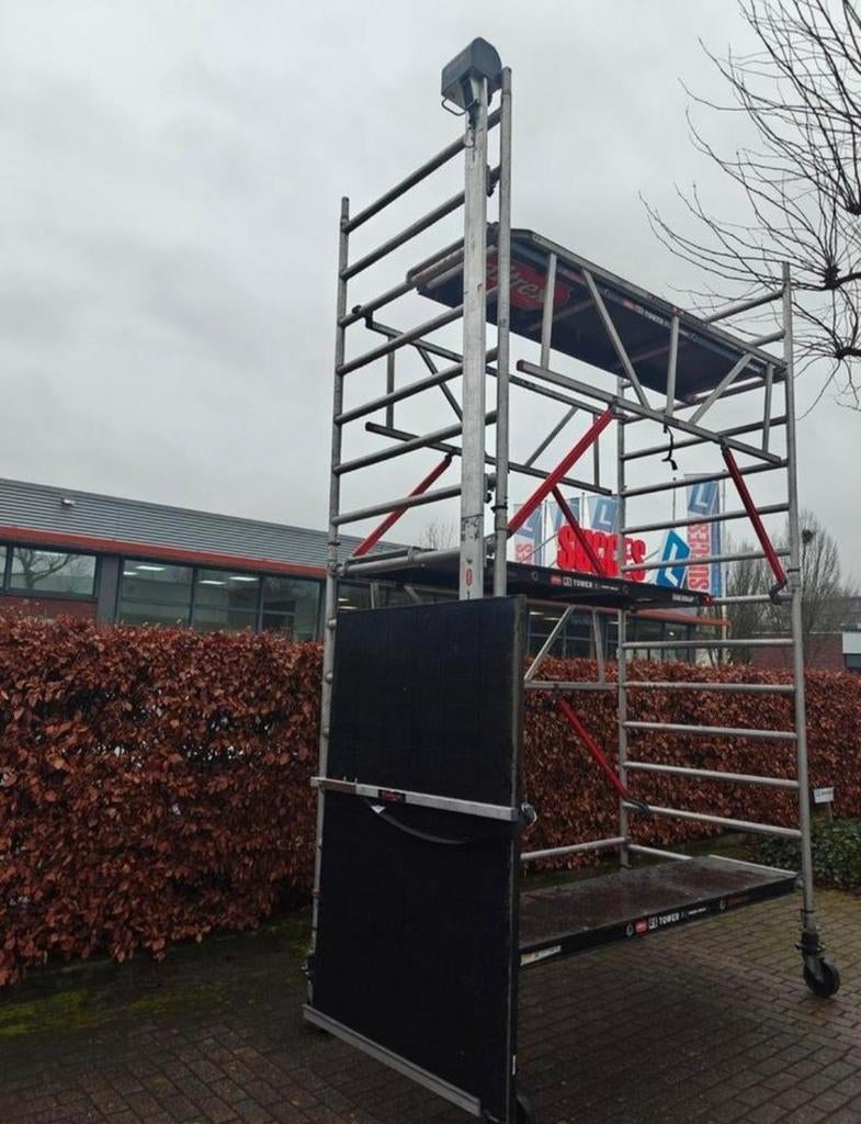Altrex elektrische zonnepanelen lift, Gebruikt, Ophalen of Verzenden