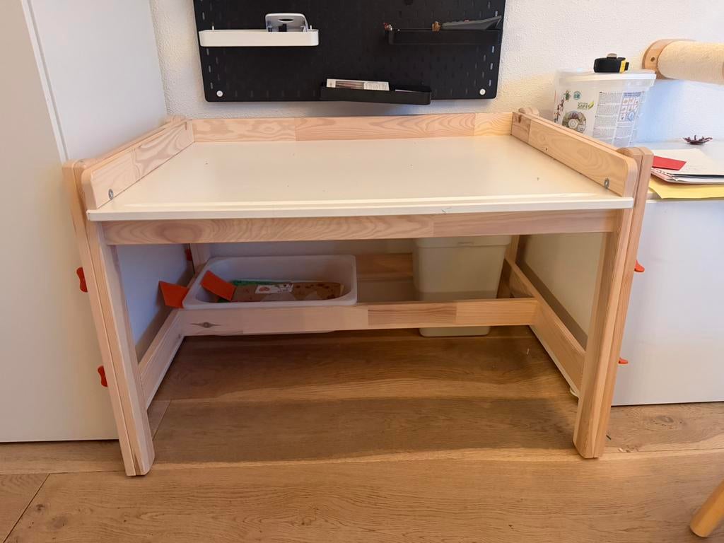 Ikea flisat kinderbureau, Kinderen en Baby's, Kinderkamer | Tafels en Stoelen, Ophalen, Zo goed als nieuw, Tafel(s)