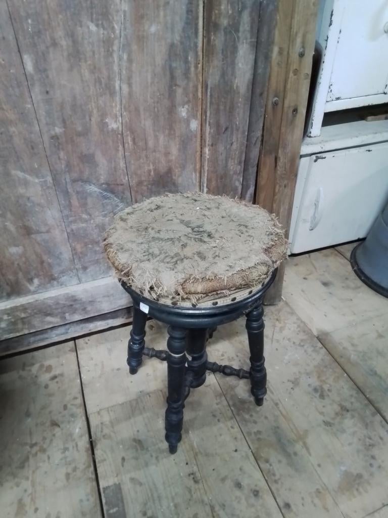 Oude kruk pianokruk brocante krukje bijzettafeltje tafeltje, Ophalen of Verzenden