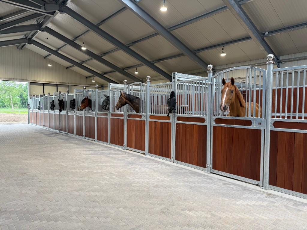 Stalhulp gezocht (Putten), Diensten en Vakmensen