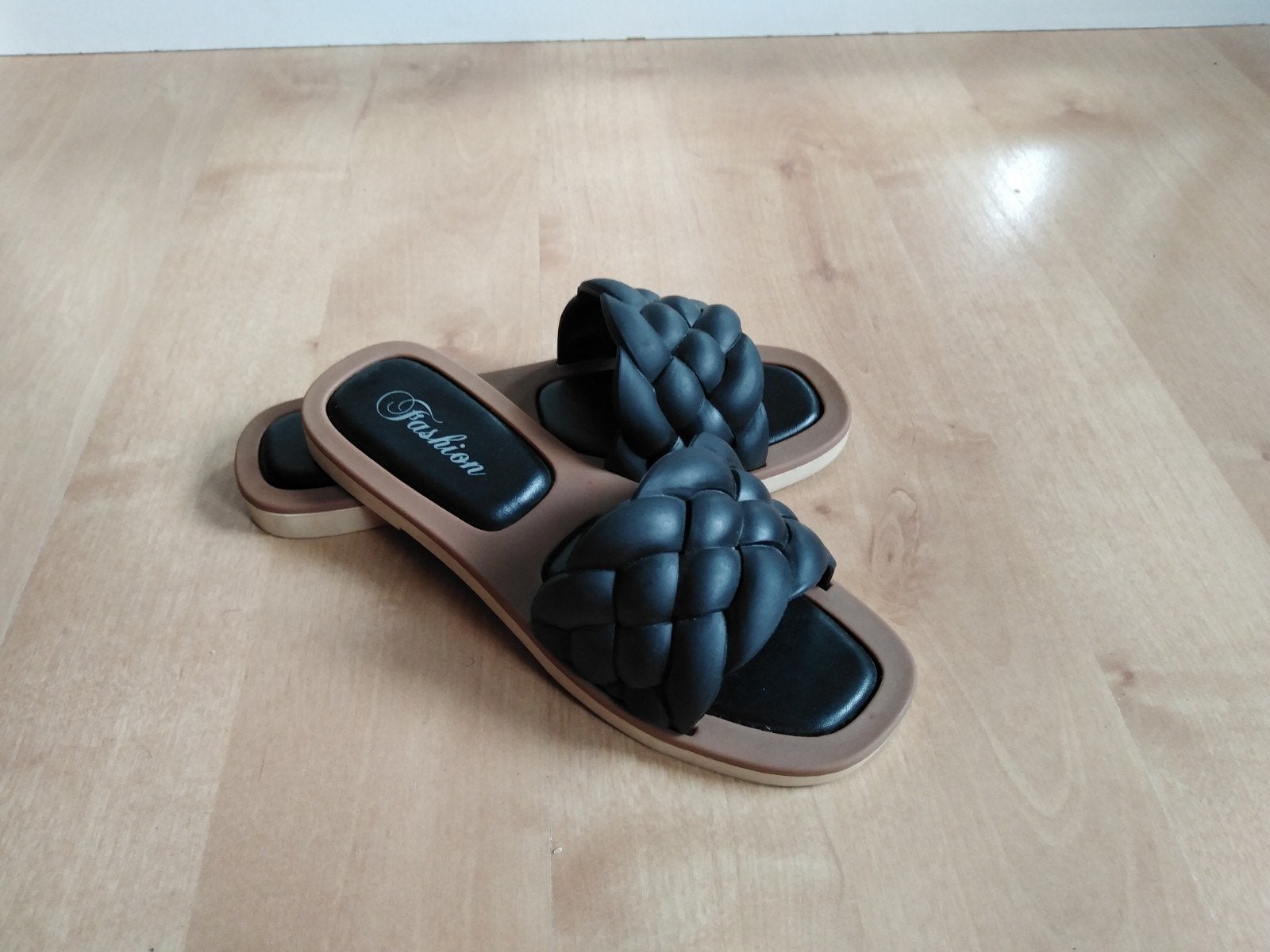 Zwarte slippers, Zwart, Overige typen, Ophalen of Verzenden, Zo goed als nieuw