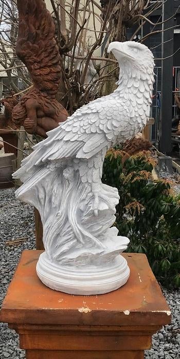 Gedetailleerd sculptuur van een adelaar zittend op een rots, Tuin en Terras, Dierenbeeld, Steen, ., Nieuw