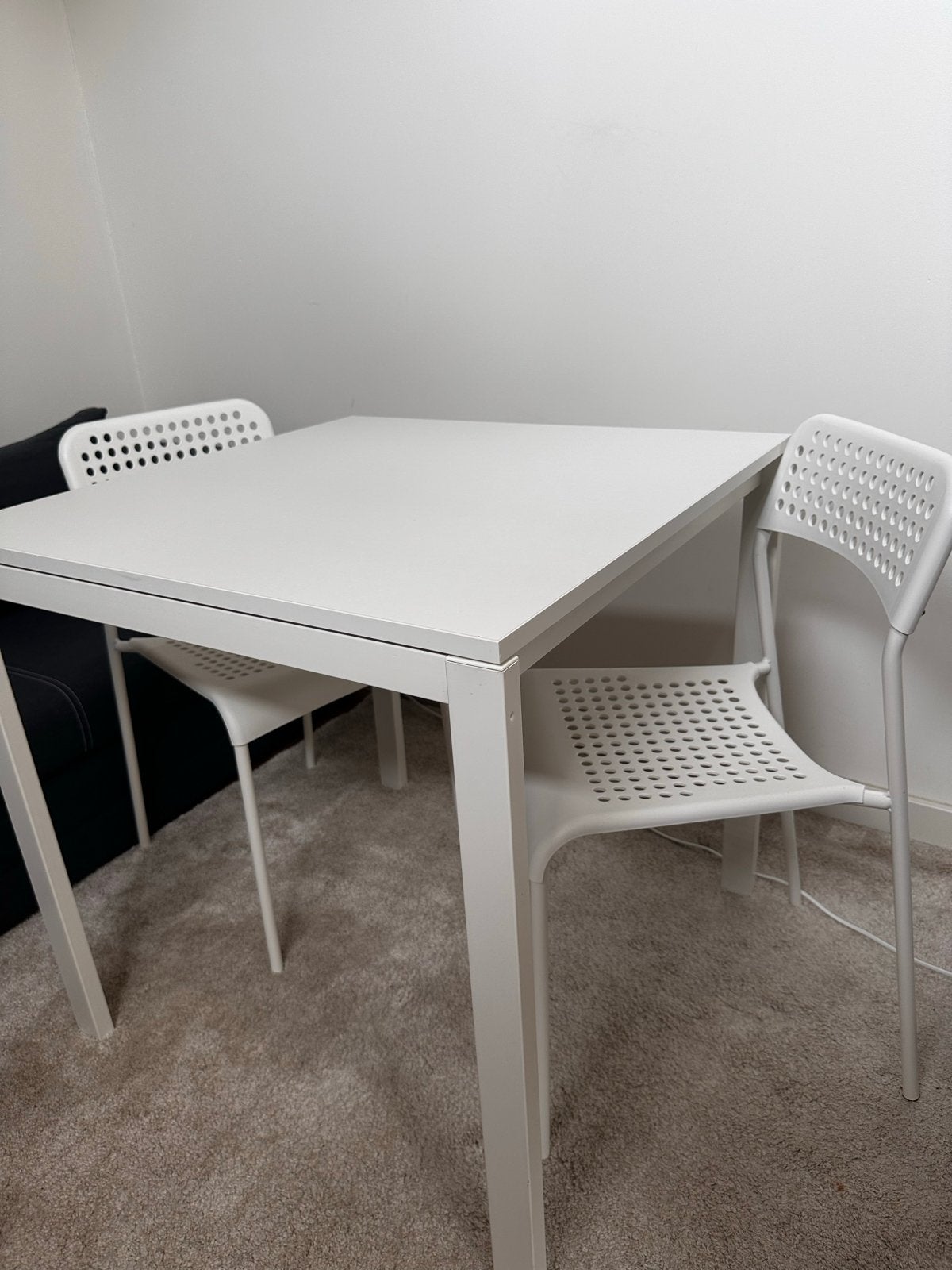 Witte eettafel met 2 stoelen - MELLTORP / ADDE, Huis en Inrichting, Ophalen, Kunststof, 100 tot 150 cm, Vierkant