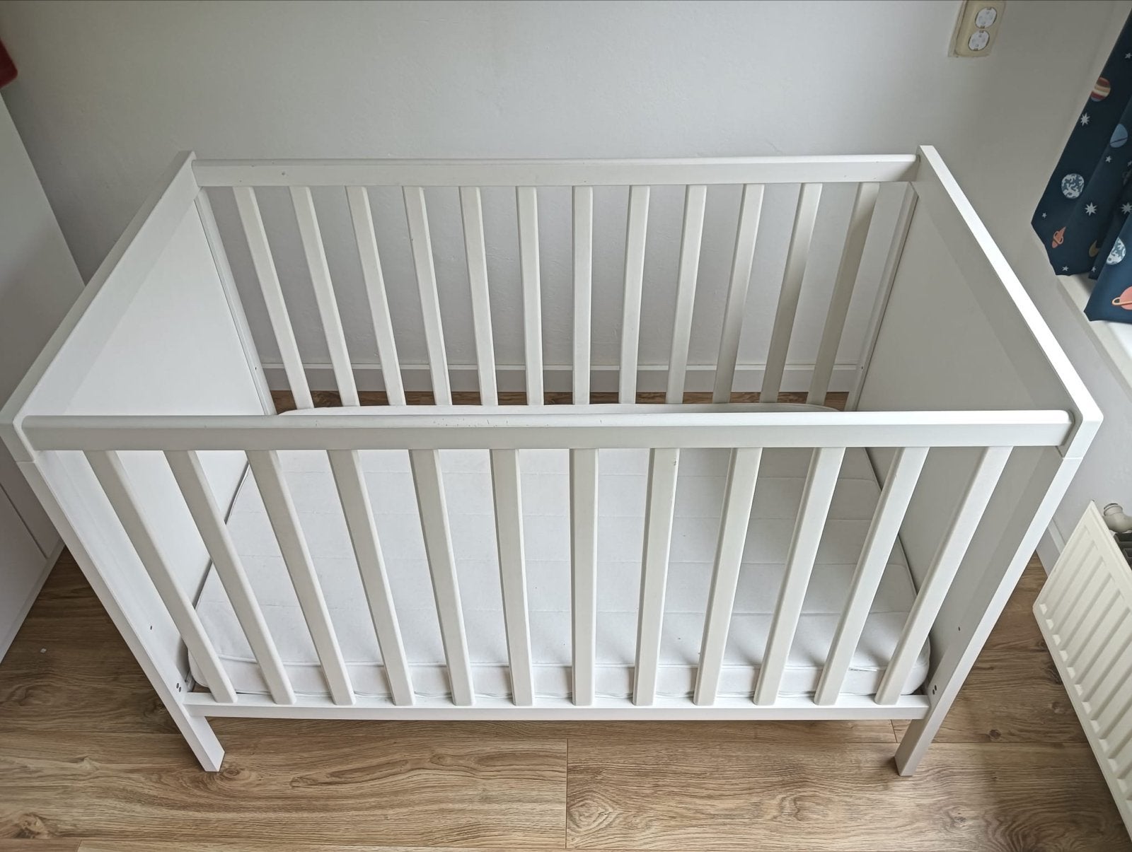 Wit ledikant met matras (120 x 60), Ophalen, Zo goed als nieuw, Ledikant