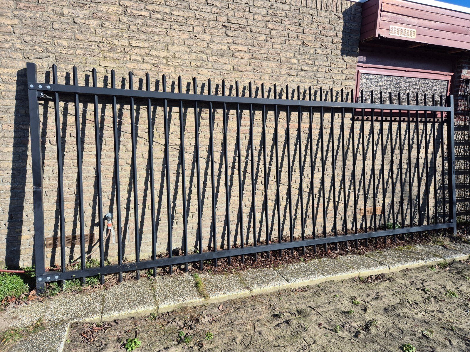 Grote zwart metalen poort inclusief palen/scharnieren, Ophalen, Gebruikt, 150 tot 200 cm, IJzer