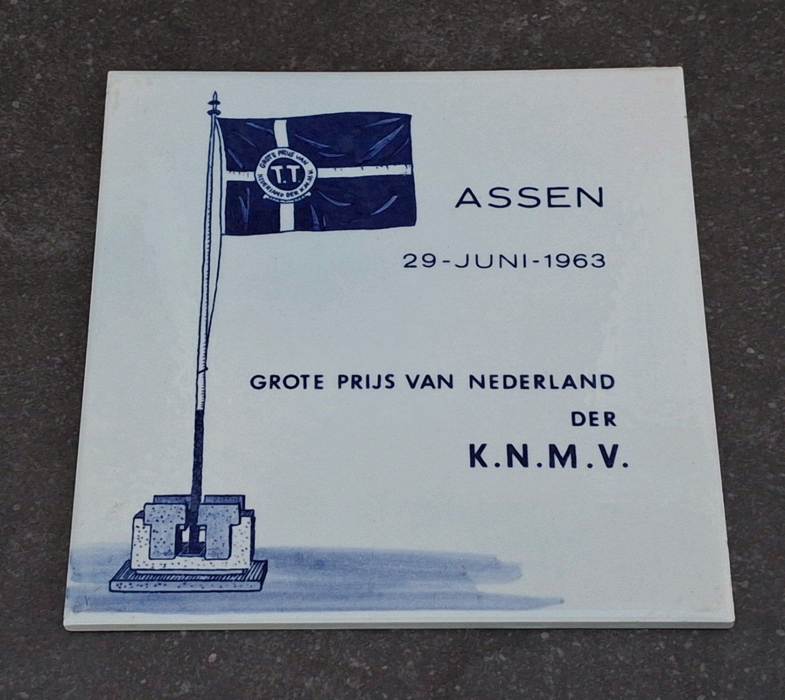 TT Assen 1963 tegeltje / KNMV motorsport, Ophalen of Verzenden, Zo goed als nieuw, Reclamebord