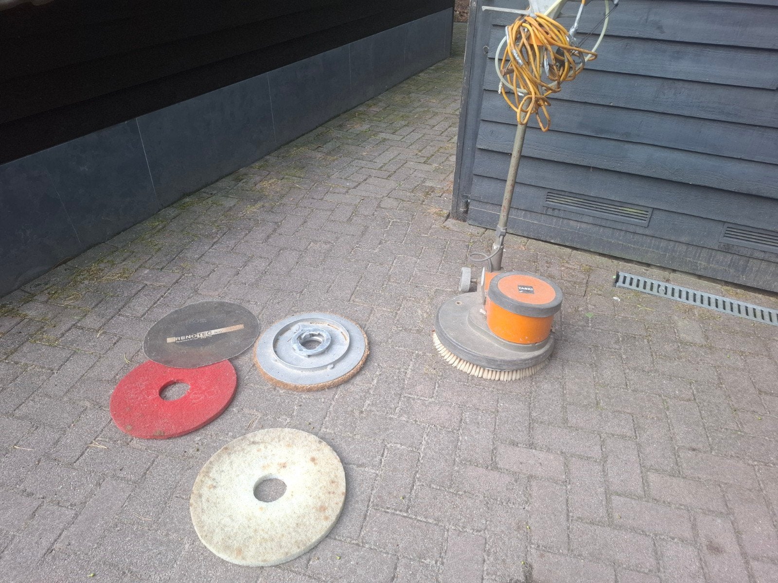 Taski Schrob-/Boenmachine met diverse pads, Ophalen