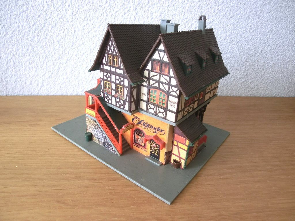 Faller 1721 dubbel vakwerkhuis met restaurant combi kit H0, Hobby en Vrije tijd, Overige merken, Gebruikt, Gelijkstroom of Wisselstroom