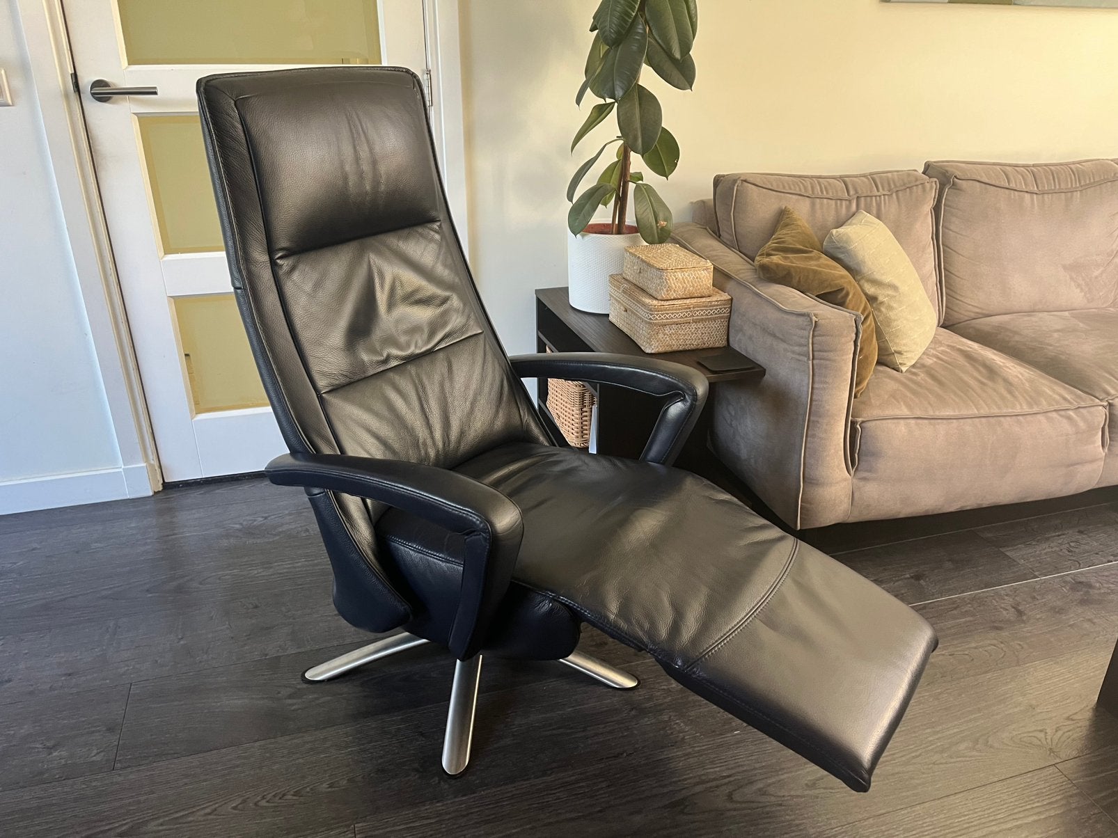 Nette De Toekomst relaxfauteuil Twice L op Accu Zwart Leer, Huis en Inrichting, Ophalen, Zo goed als nieuw, Leer, 50 tot 75 cm
