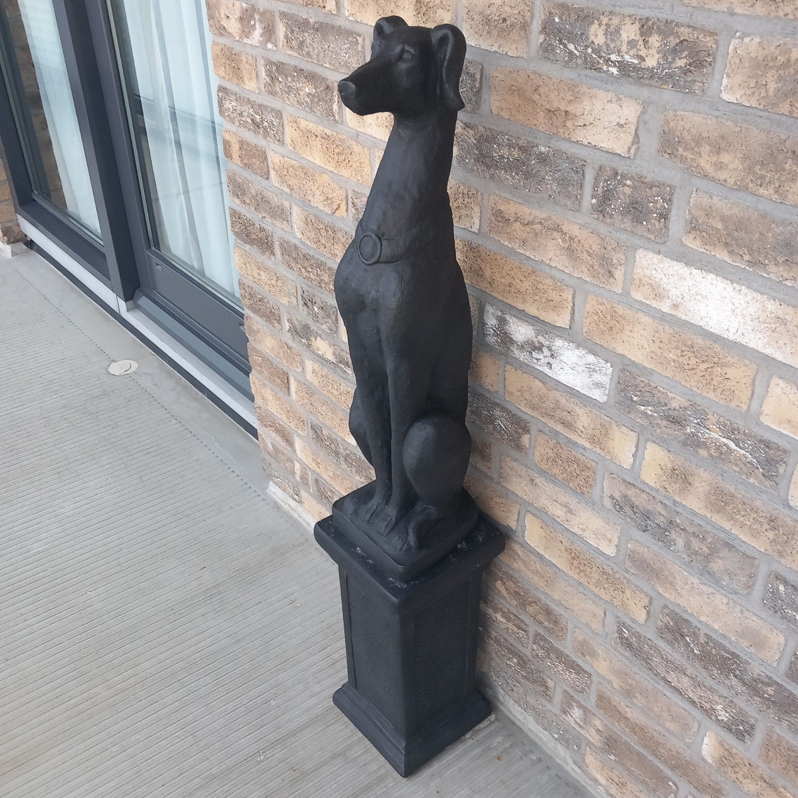 zwart beeld hond op sokkel, Tuin en Terras, Tuinbeelden, Ophalen, Zo goed als nieuw, Beton, Dierenbeeld