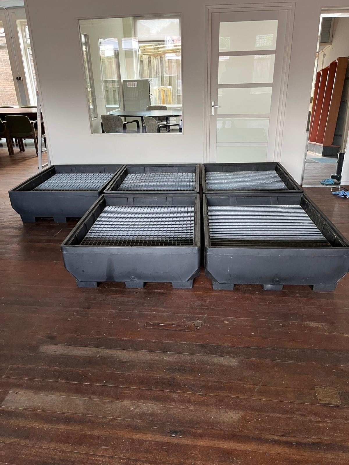 5x Kunststof lekbakken met metalen rooster, Ophalen, Gebruikt