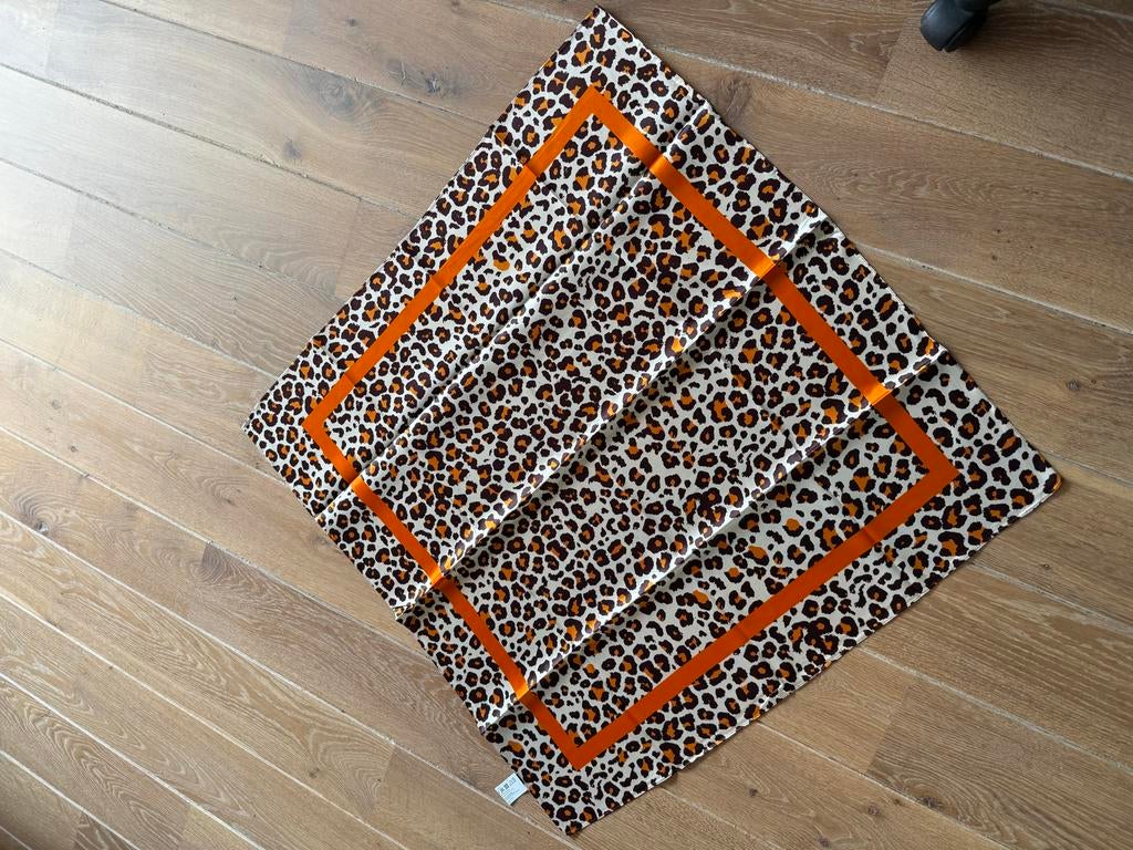 Panterprint Sjaal 80x80 cm, Kleding | Dames, Mutsen, Sjaals en Handschoenen, Ophalen of Verzenden, Zo goed als nieuw, Maat 38/40 (M)