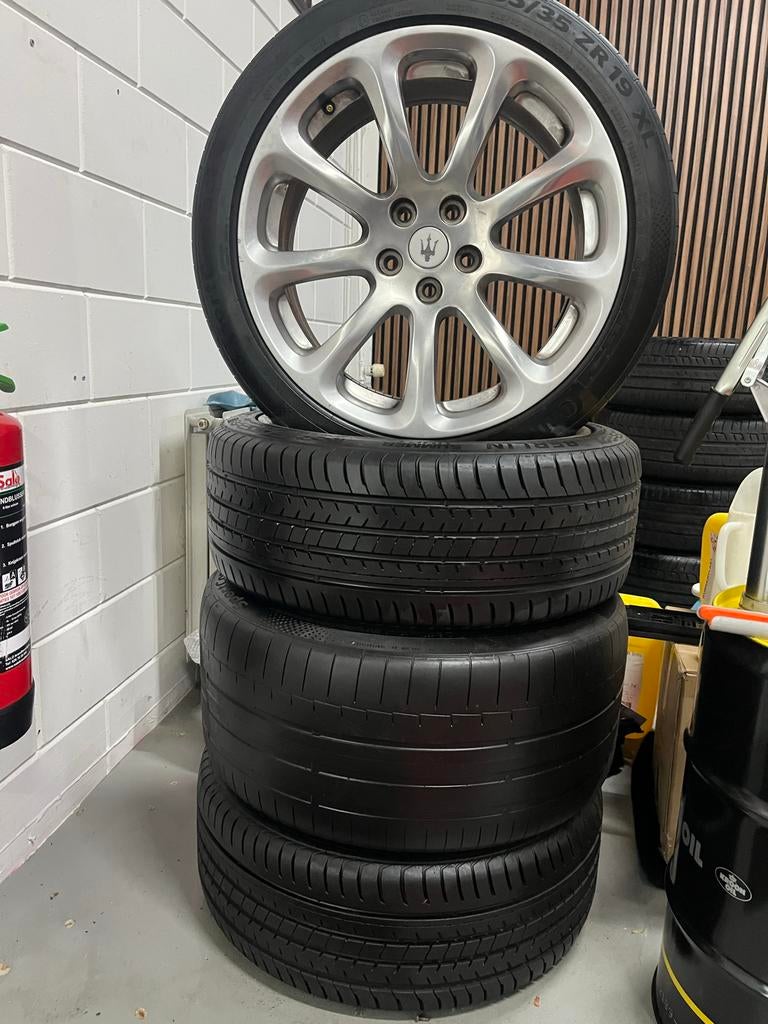 Nette Maserati 19 inch Velgen met Banden, Auto-onderdelen, Banden en Velgen, Gebruikt, 285 mm, Banden en Velgen, Personenwagen