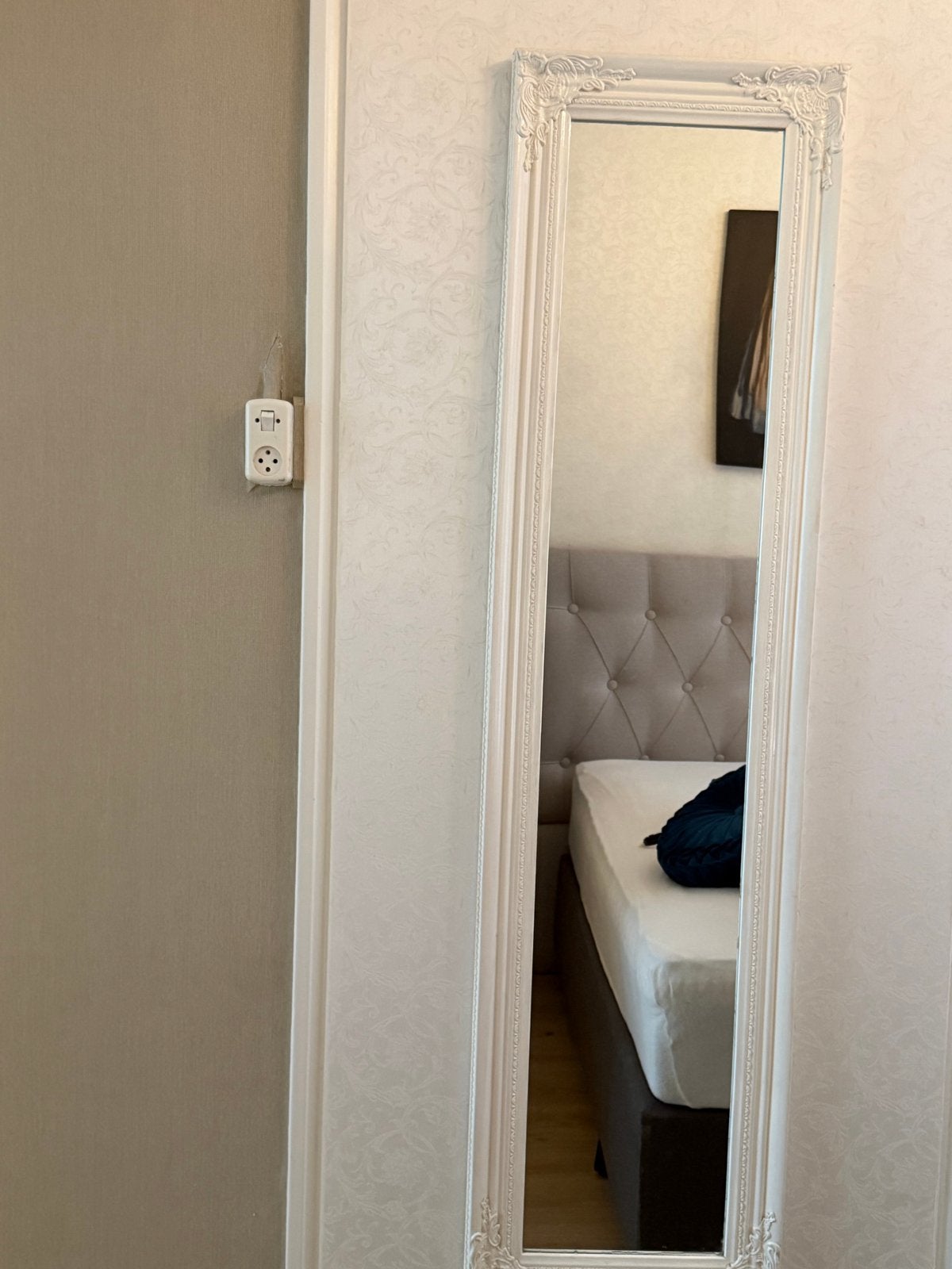 Witte passpiegel met sierlijke lijst, Huis en Inrichting, Woonaccessoires | Spiegels, Ophalen, Minder dan 50 cm, Gebruikt, 200 cm of meer