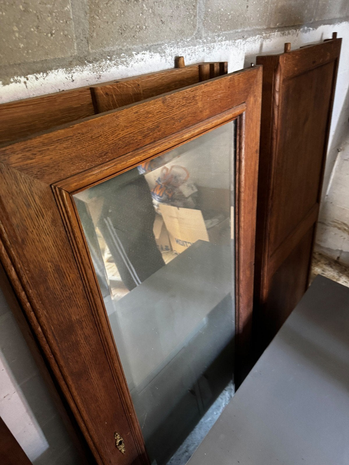 Antieke kast met geslepen spiegel op de deur te koop, Antiek en Kunst, Ophalen, Rechthoekig