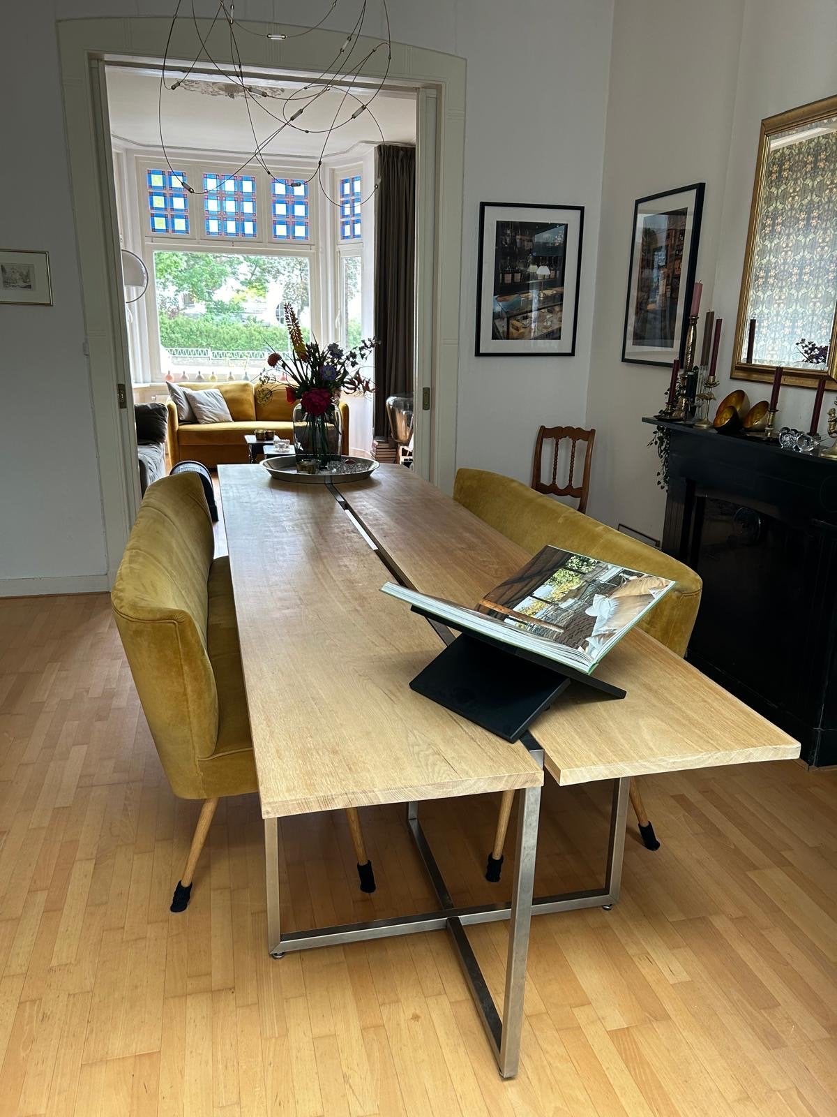 Foto 2 van Licht eiken tafel met metalen frames - 325x94 cm