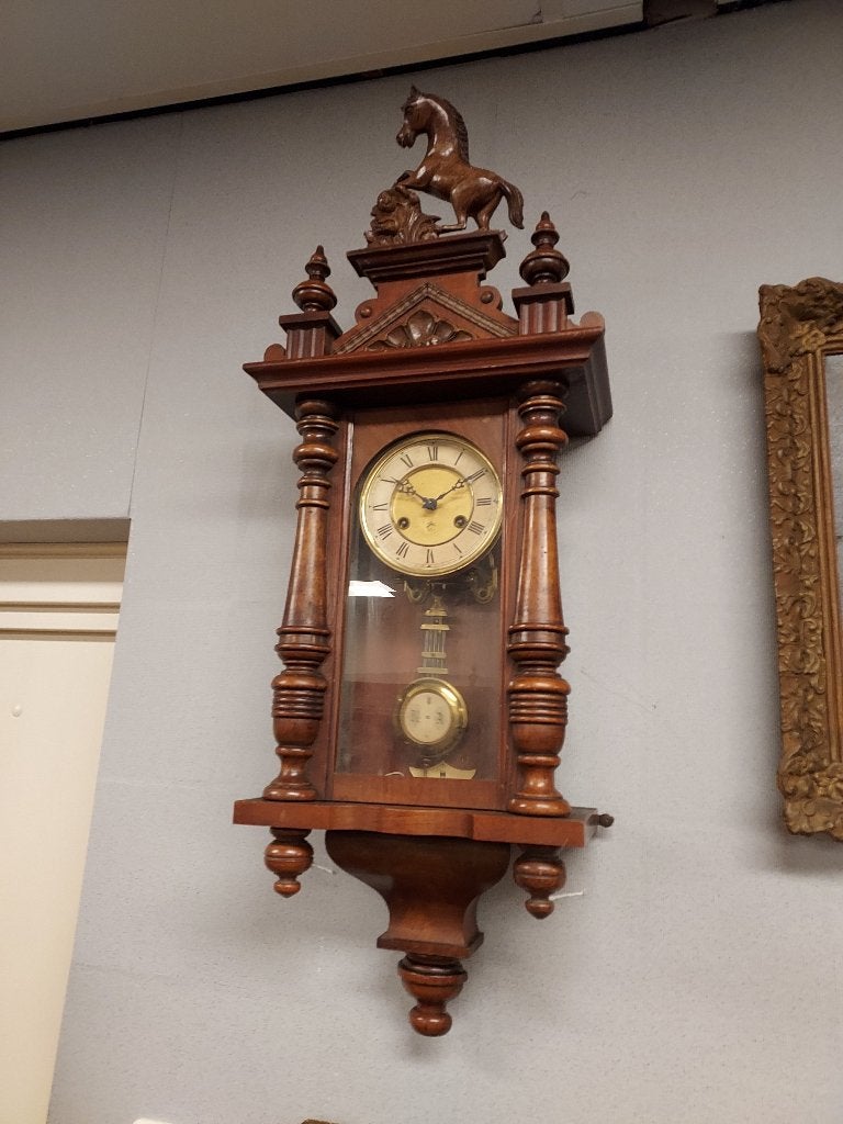 Antieke paardjesregulateur met timpaan., Ophalen