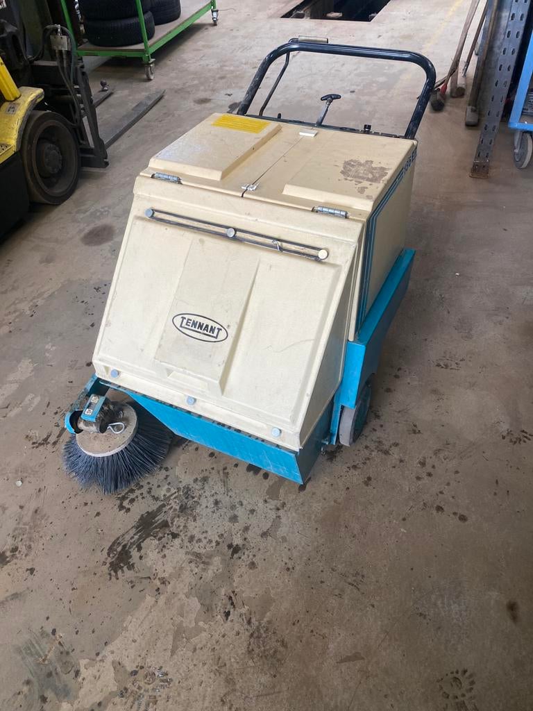 Veegmachine tennant, 100 liter of meer, Ophalen, Zo goed als nieuw, Steekwagen