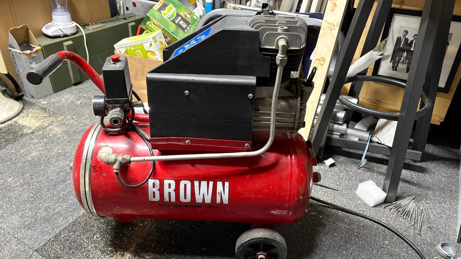 Brown Compressor 25L - 8 bar, Ophalen, Gebruikt, 6 tot 10 bar, Minder dan 200 liter/min