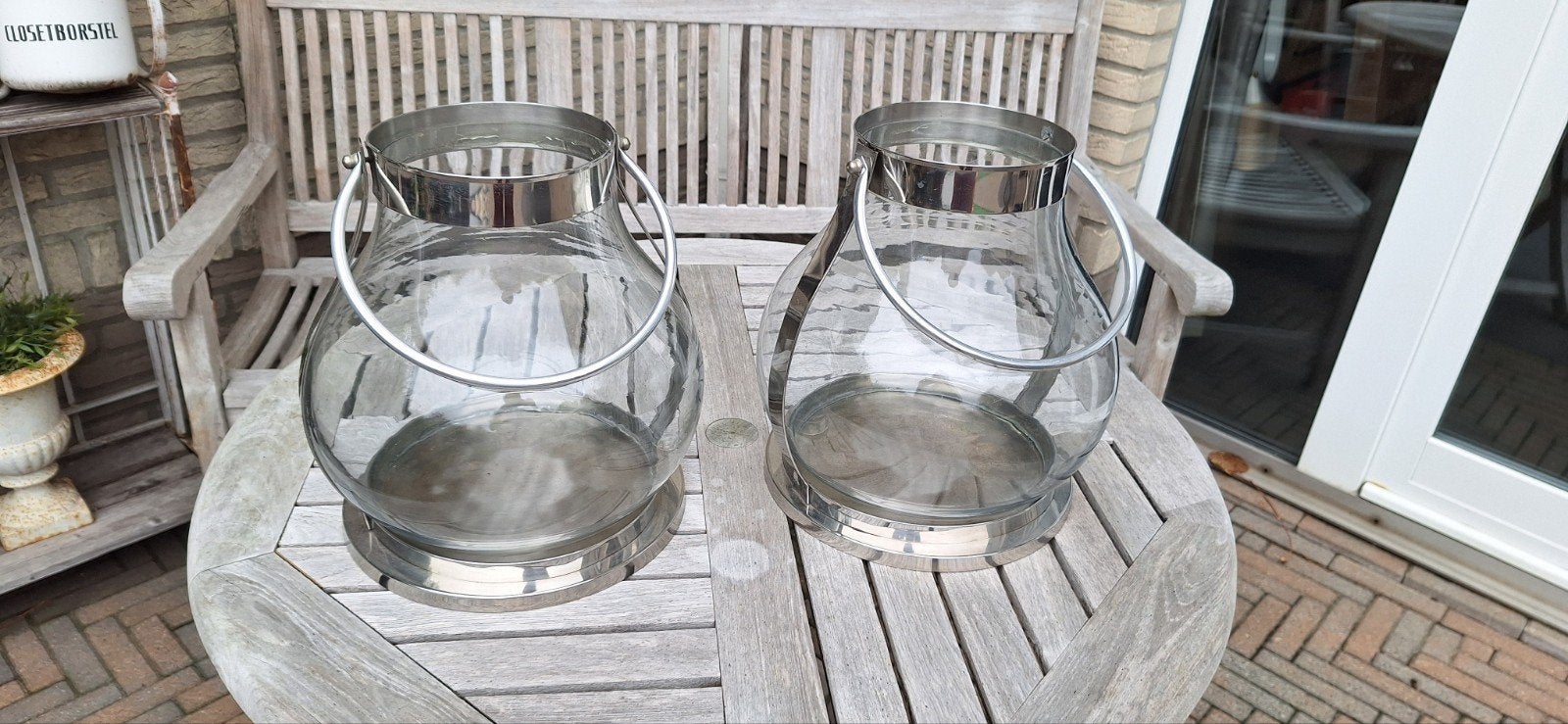 2 gave grote windlichten, Ophalen