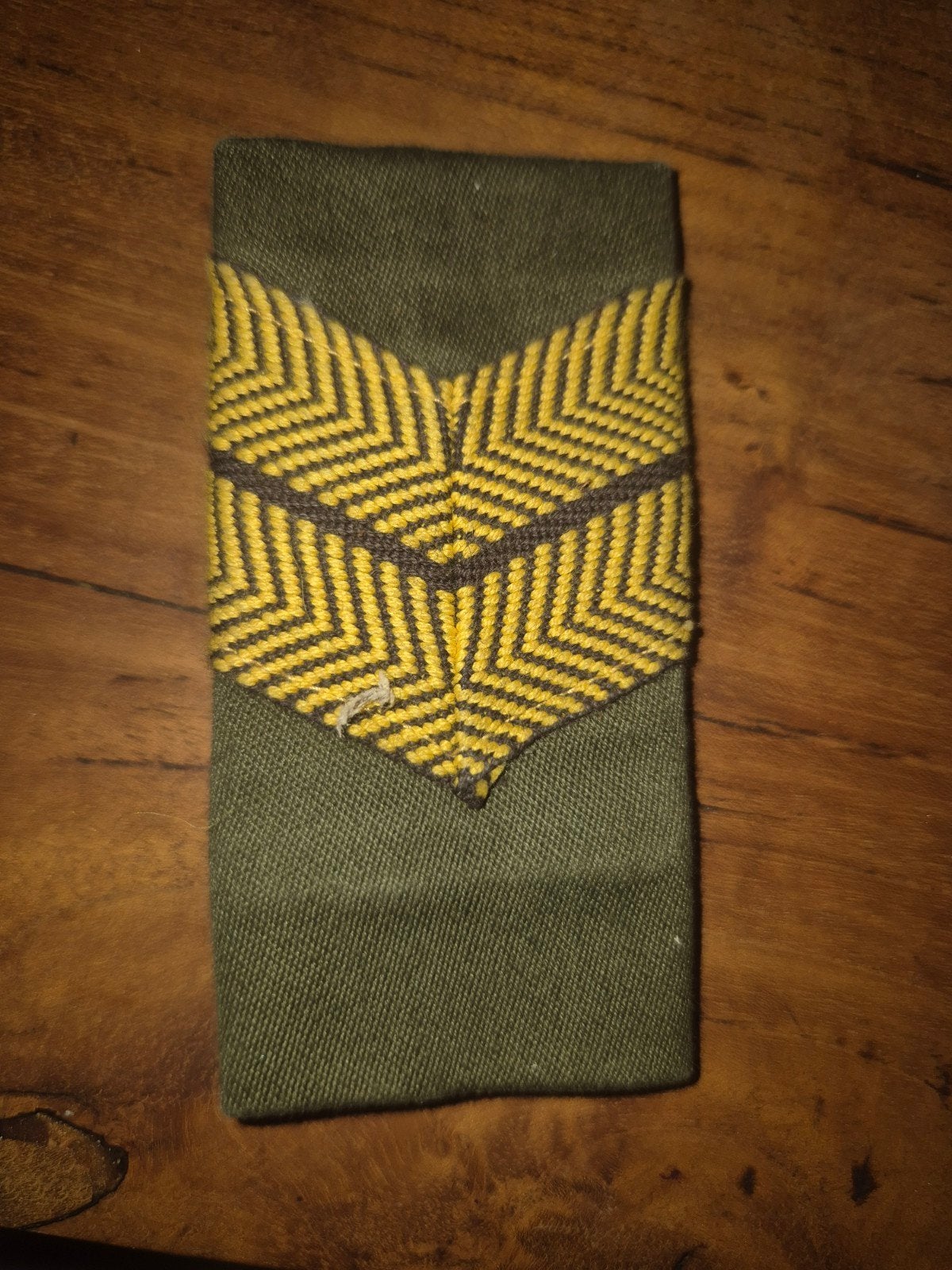 Origineel KL Sergeant 1e klasse schouderpassant – Nederlands, Verzamelen, Ophalen of Verzenden, Landmacht, Nederland, Embleem of Badge