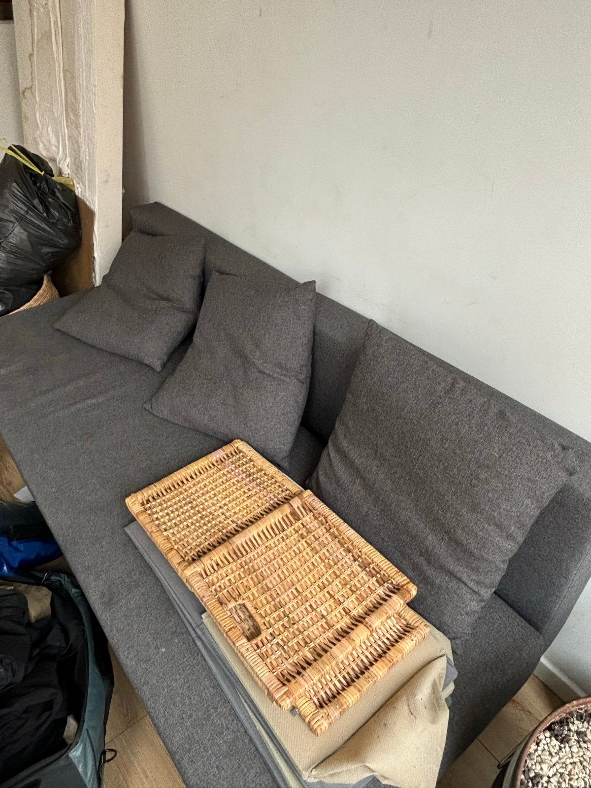 Comfortabele grijze slaapbank met kussens, Huis en Inrichting, Banken | Bankstellen, Gebruikt, 150 tot 200 cm, Tweepersoons, 75 tot 100 cm