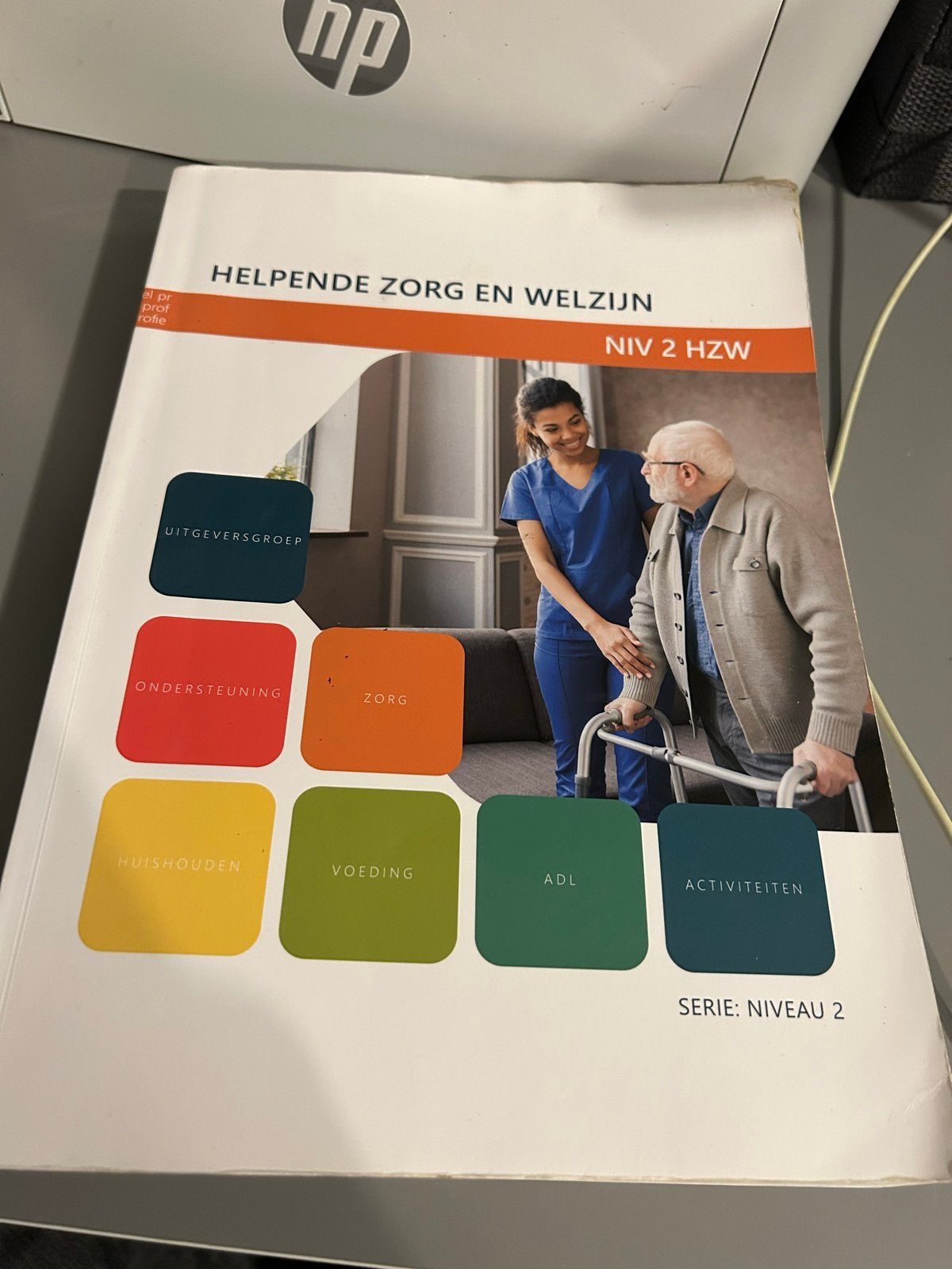 Helpende Zorg en Welzijn NIV 2 HZW - Studieboek, Ophalen of Verzenden, Zo goed als nieuw, MBO