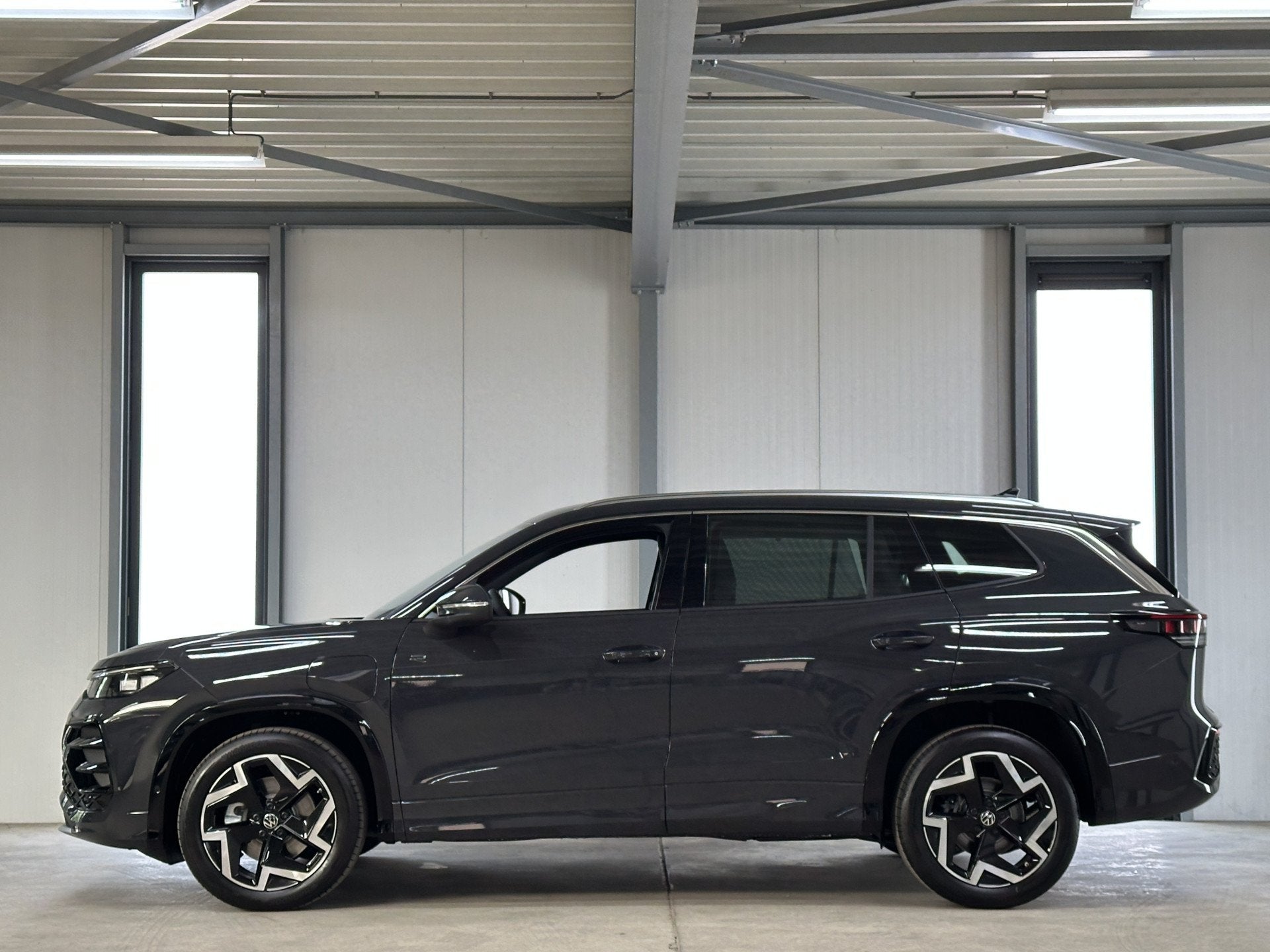 Volkswagen Tayron 1.5 eHybrid R-Line | Trekhaak-pakket | Nav, Auto's, 12 maanden, Zwart, 4 cilinders, Leder en Stof