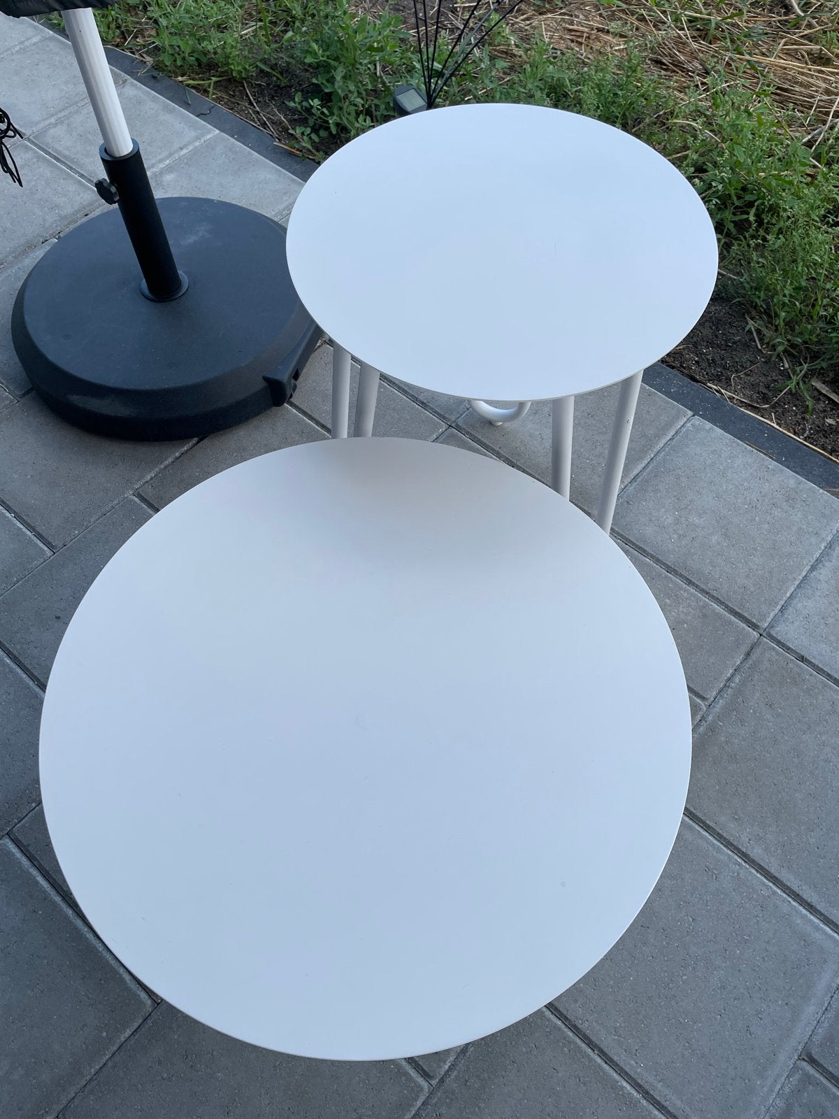 Set van 2 witte ronde bijzettafels, Gebruikt, Metaal of Aluminium, Rond, 55 tot 75 cm