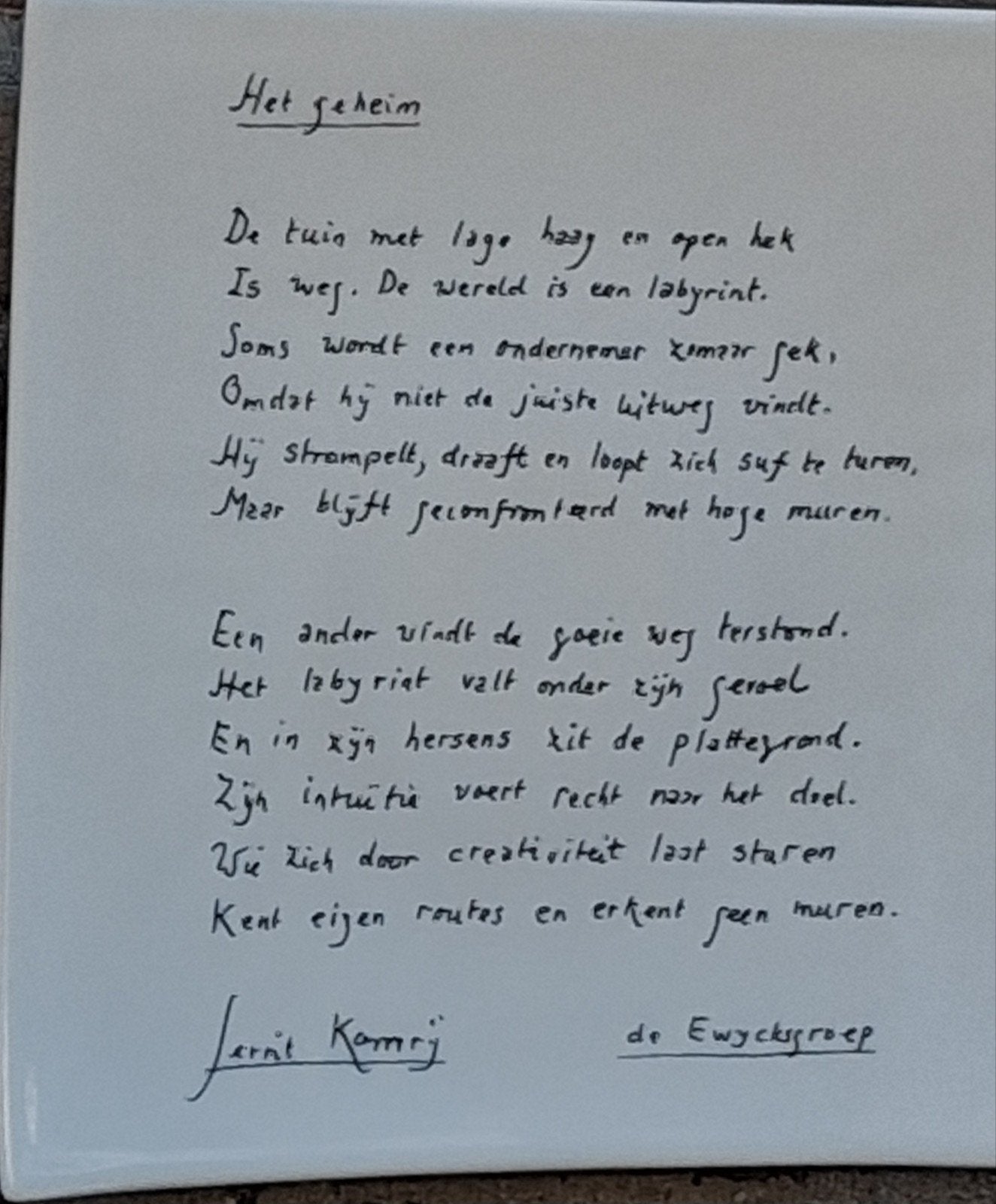 Gerrit Komrij, Het geheim. Gedicht op wandbord. 27/27 cm., Ophalen