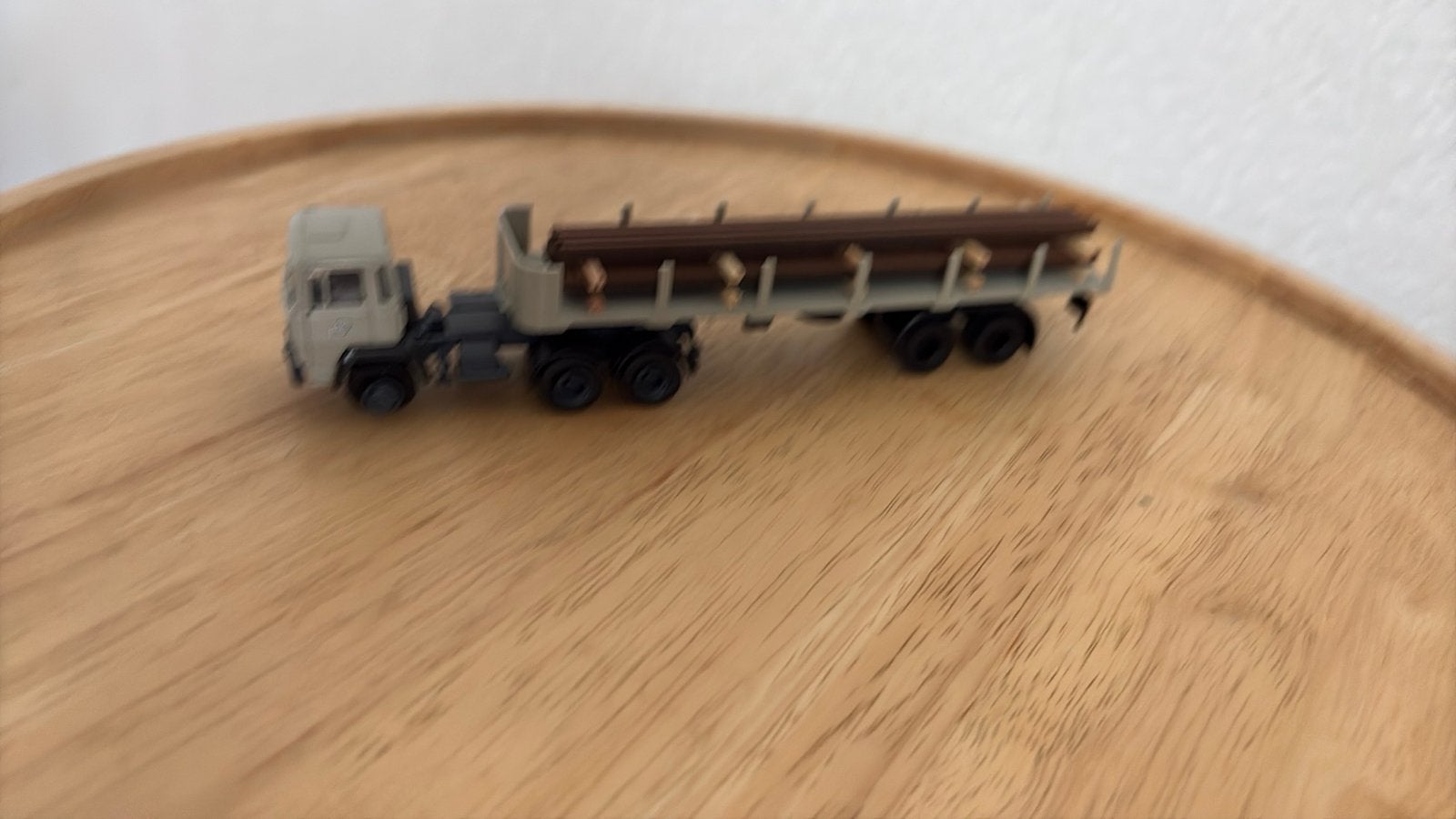 ROCO MAGIRUS DEUTZ MET OPLEGGER HOUTEN LADING. HO 1:87, Ophalen of Verzenden, Zo goed als nieuw