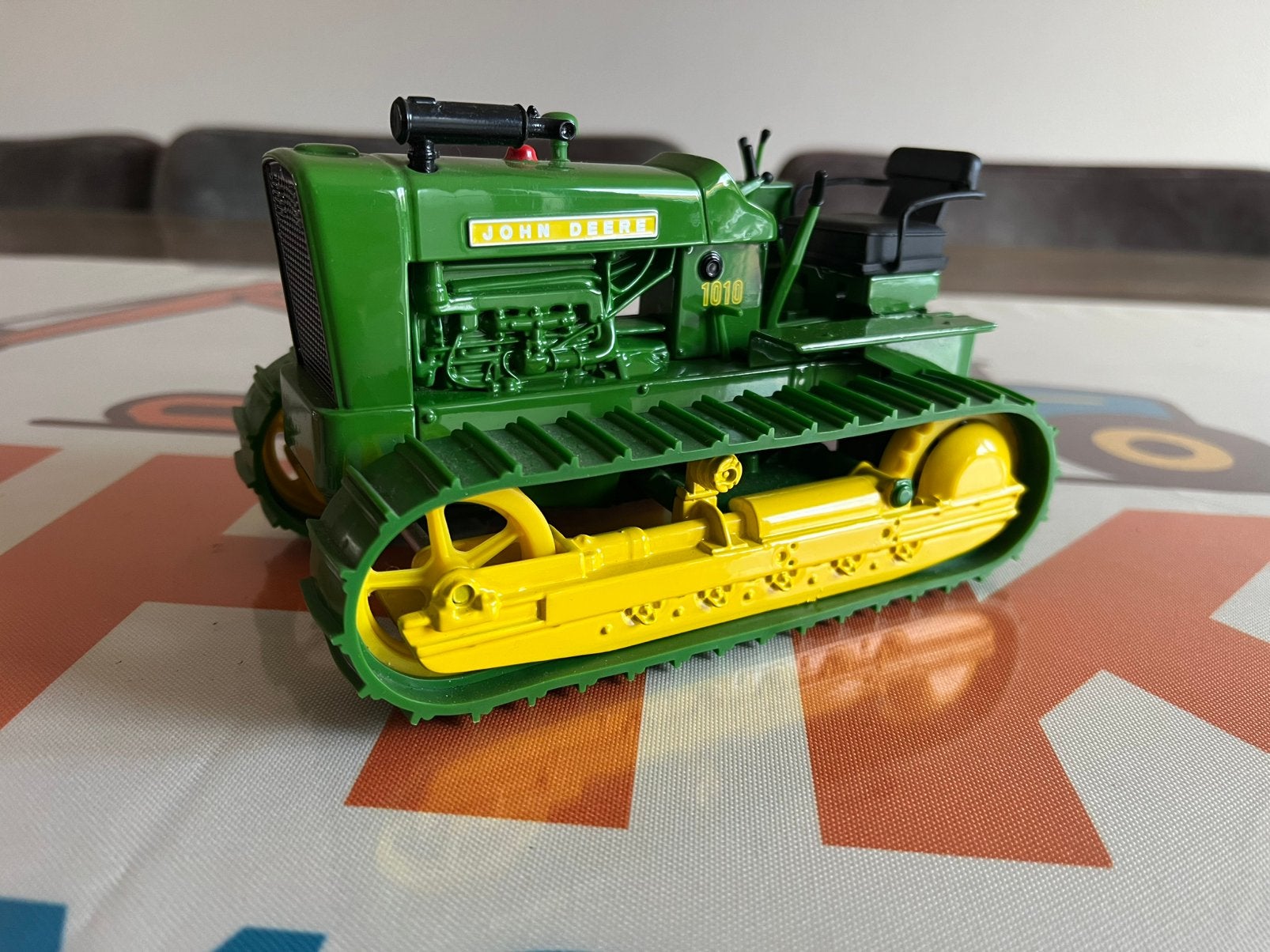John Deere 1010 rupstractor Ertl 1/16, Ophalen of Verzenden, Zo goed als nieuw, Tractor of Landbouw
