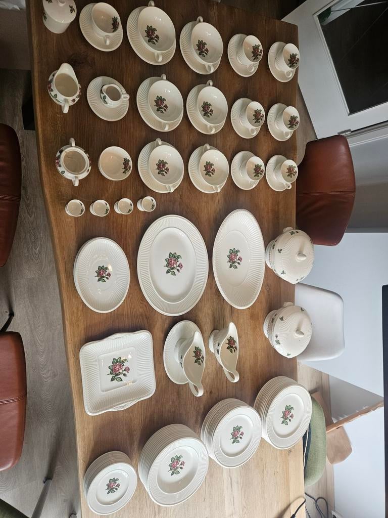 Moss Rose Wedgewood servies 18 delig crèmekleurige met roos, Antiek en Kunst, Antiek | Servies compleet, Ophalen