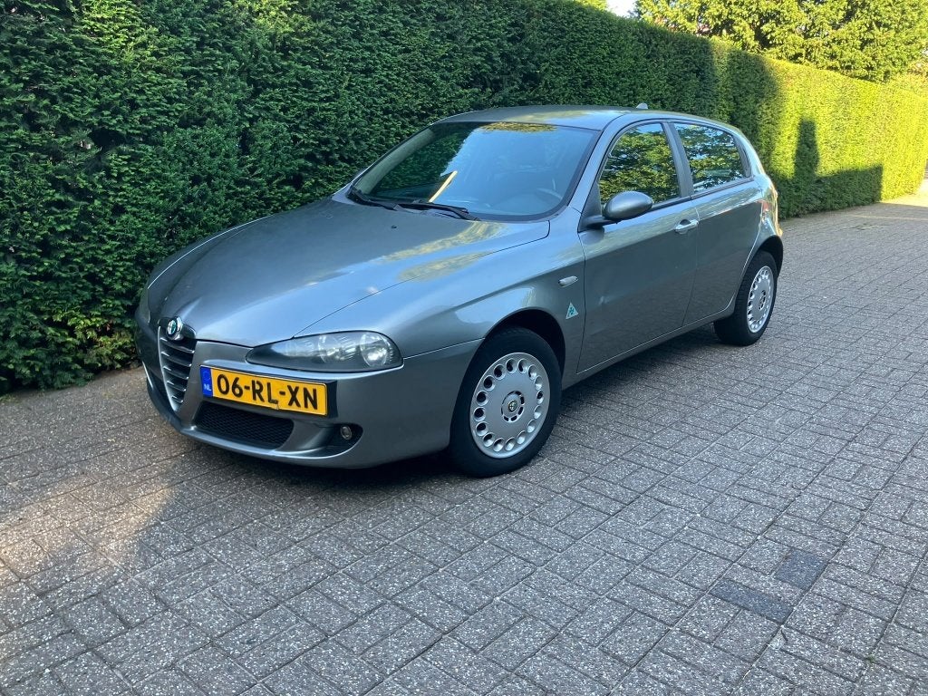 Alfa Romeo 147 1.6 TS Veloce Dist. (bj 2005), Auto's, 1195 kg, Gebruikt, Automatische klimaatregeling, 4 cilinders