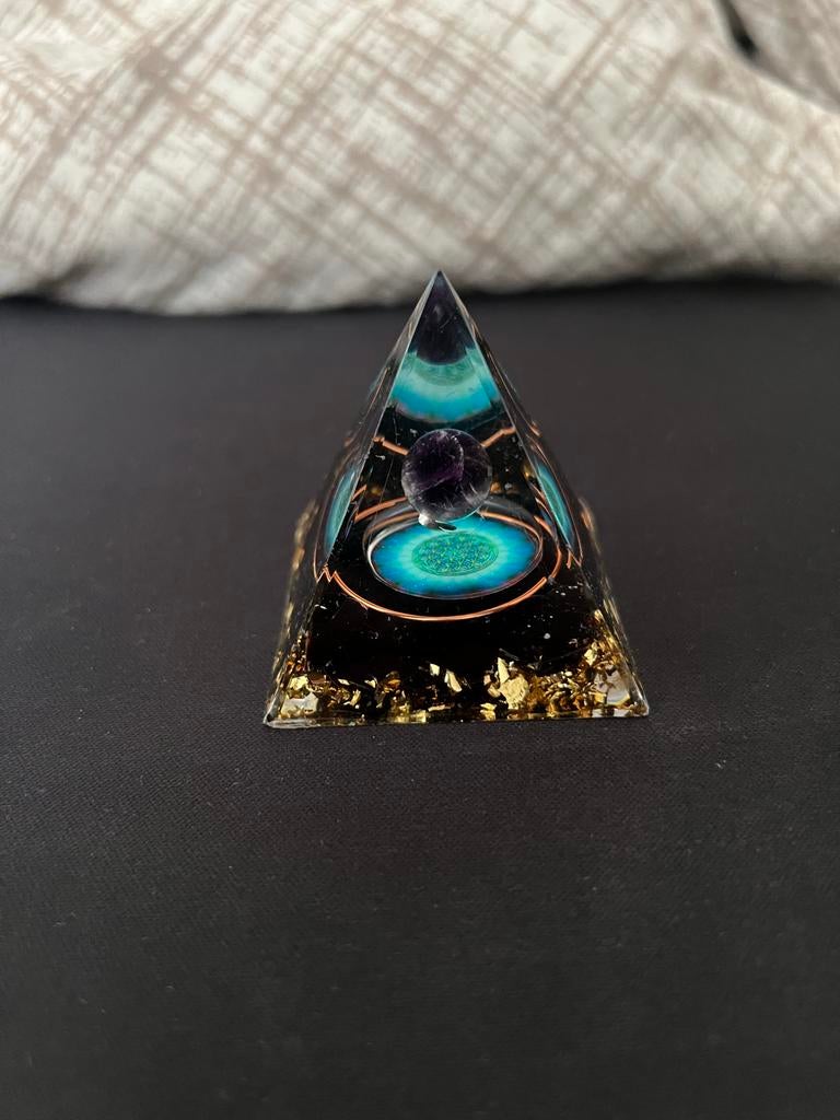 Orgonite Piramide met Amethist en Koper, Meerkleurig, Overige stijlen, Kunststof, Ophalen of Verzenden