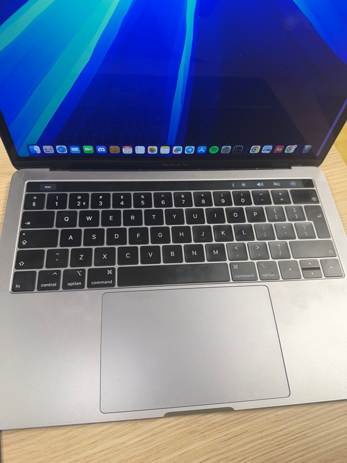 Foto 2 van MacBook Pro 13" 2019 Touch Bar i5 8GB 256GB SSD - Spacegrijs