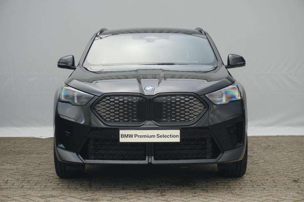 BMW iX2 eDrive20 M Sport Edition 20'' / Harman Kardon / Head, Auto's, BMW, Stof, IX2, 750 kg, Stoelverwarming
