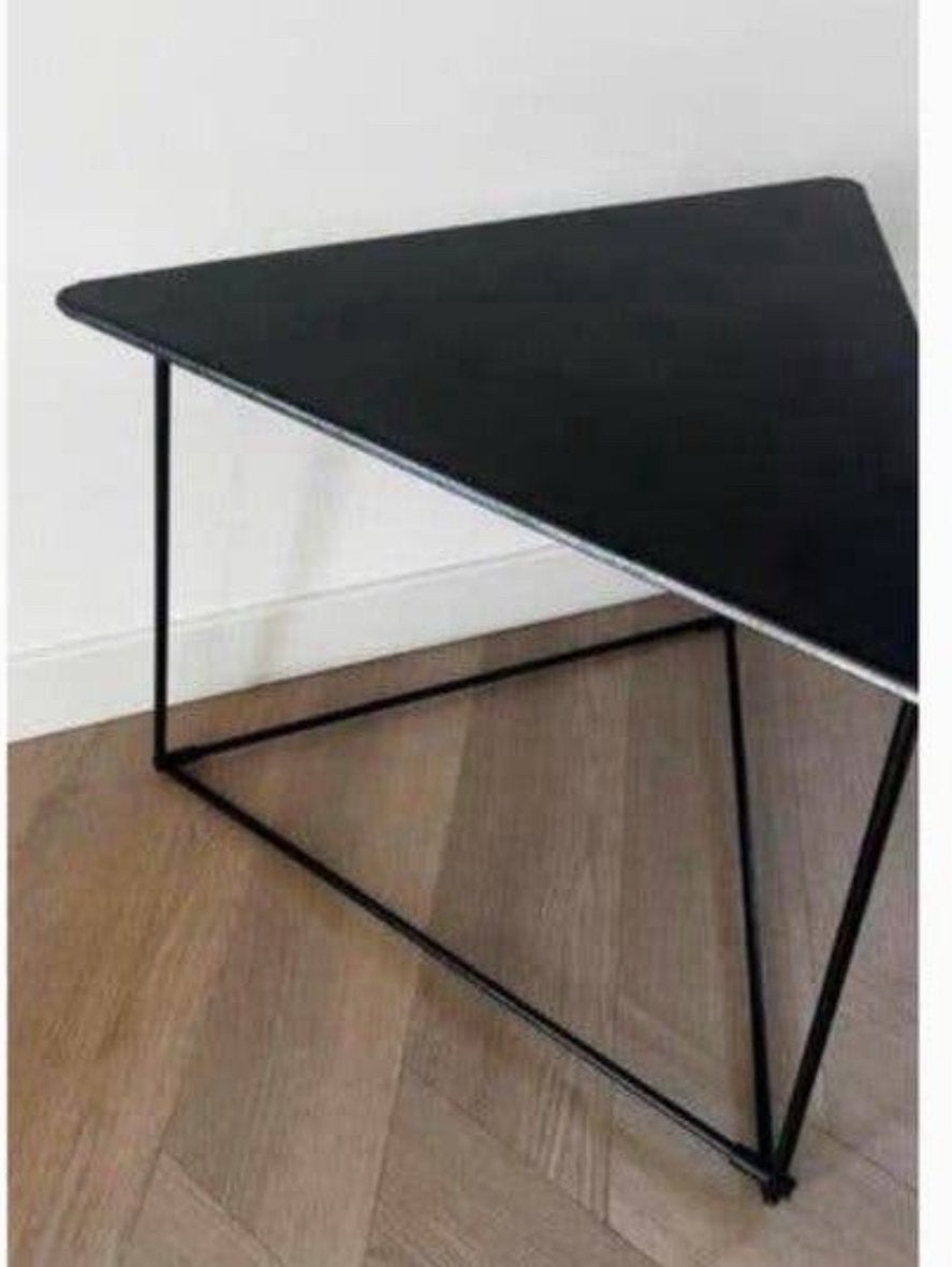 Vintage driehoekige bijzettafel "Oti"., Huis en Inrichting, Minder dan 55 cm, Metaal of Aluminium, Zo goed als nieuw, Ophalen