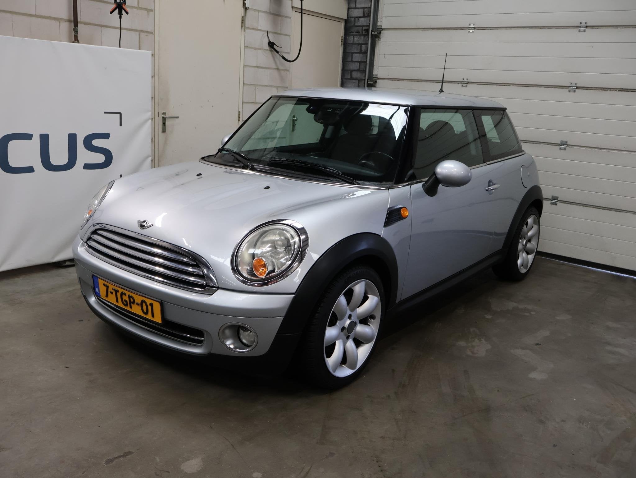 Mini Mini 1.6 Cooper Airco 11-26 APK, Voorwielaandrijving, Stof, Gebruikt, 4 cilinders