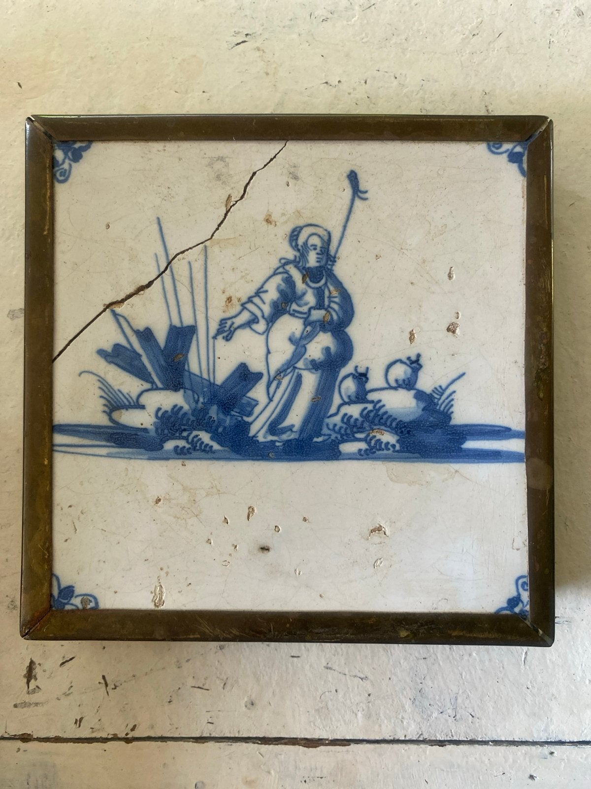 Antieke Delfts Blauwe Tegel met Herderin in Koperen Lijst, Ophalen of Verzenden