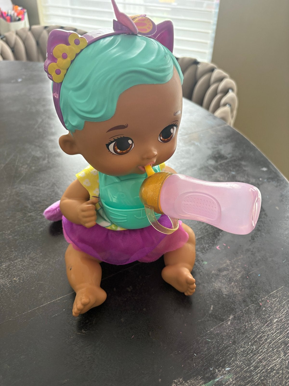 Baby Alive pop met flesje en kattenoortjes, Kinderen en Baby's, Speelgoed | Poppen, Ophalen of Verzenden, Gebruikt, Babypop