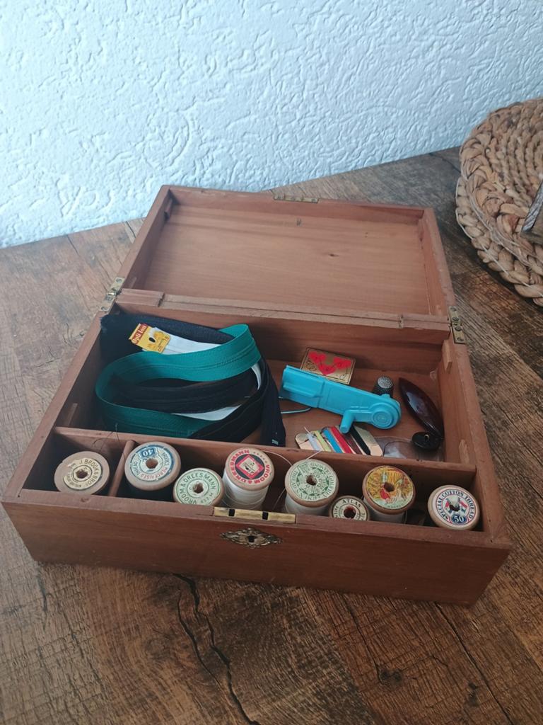 Brocant oud houten naaikistje -  met oude klosjes garen, Ophalen of Verzenden