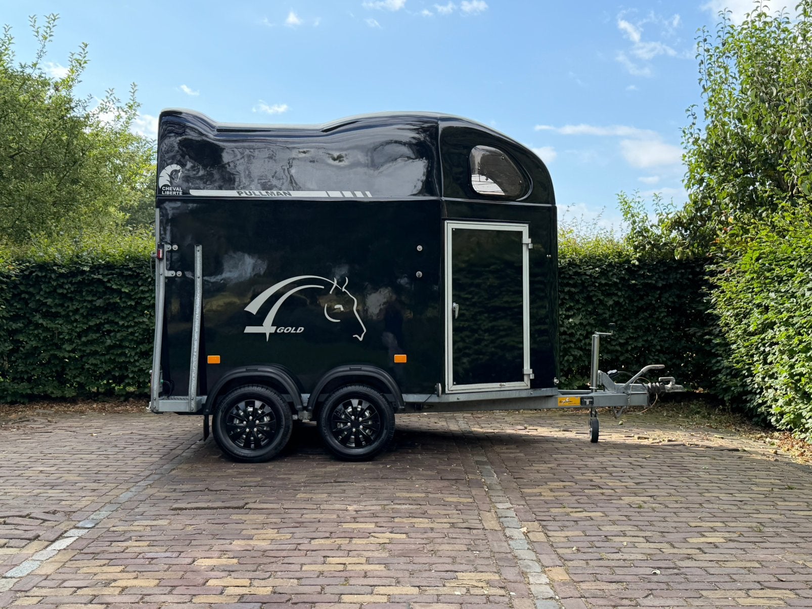 Super mooie 2 paards cheval liberte kunstof bodem zadelkamer, Ophalen, Zo goed als nieuw, 2-paards trailer, TT paardentrailers