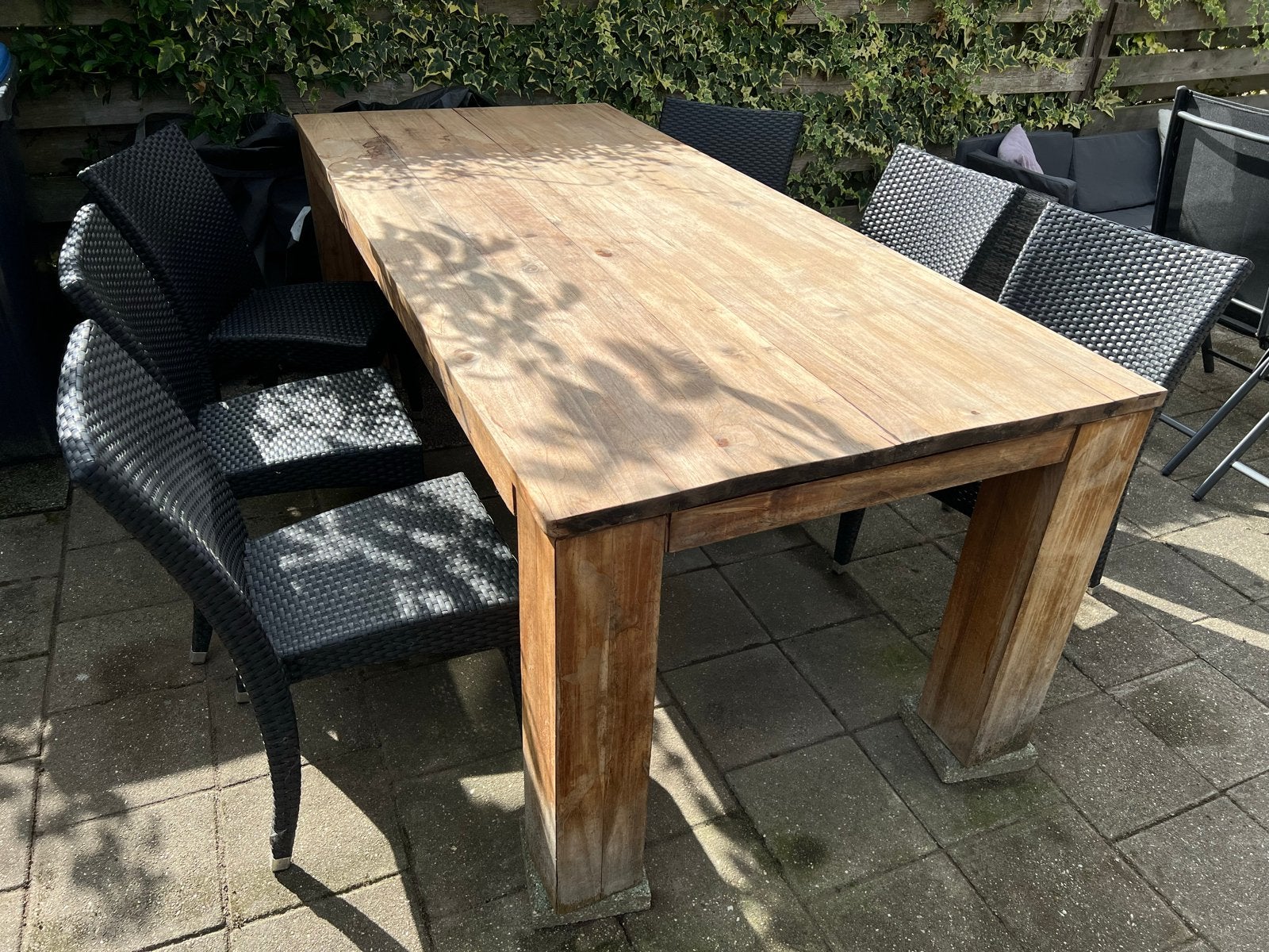 teakhouten tuintafel met stoelen