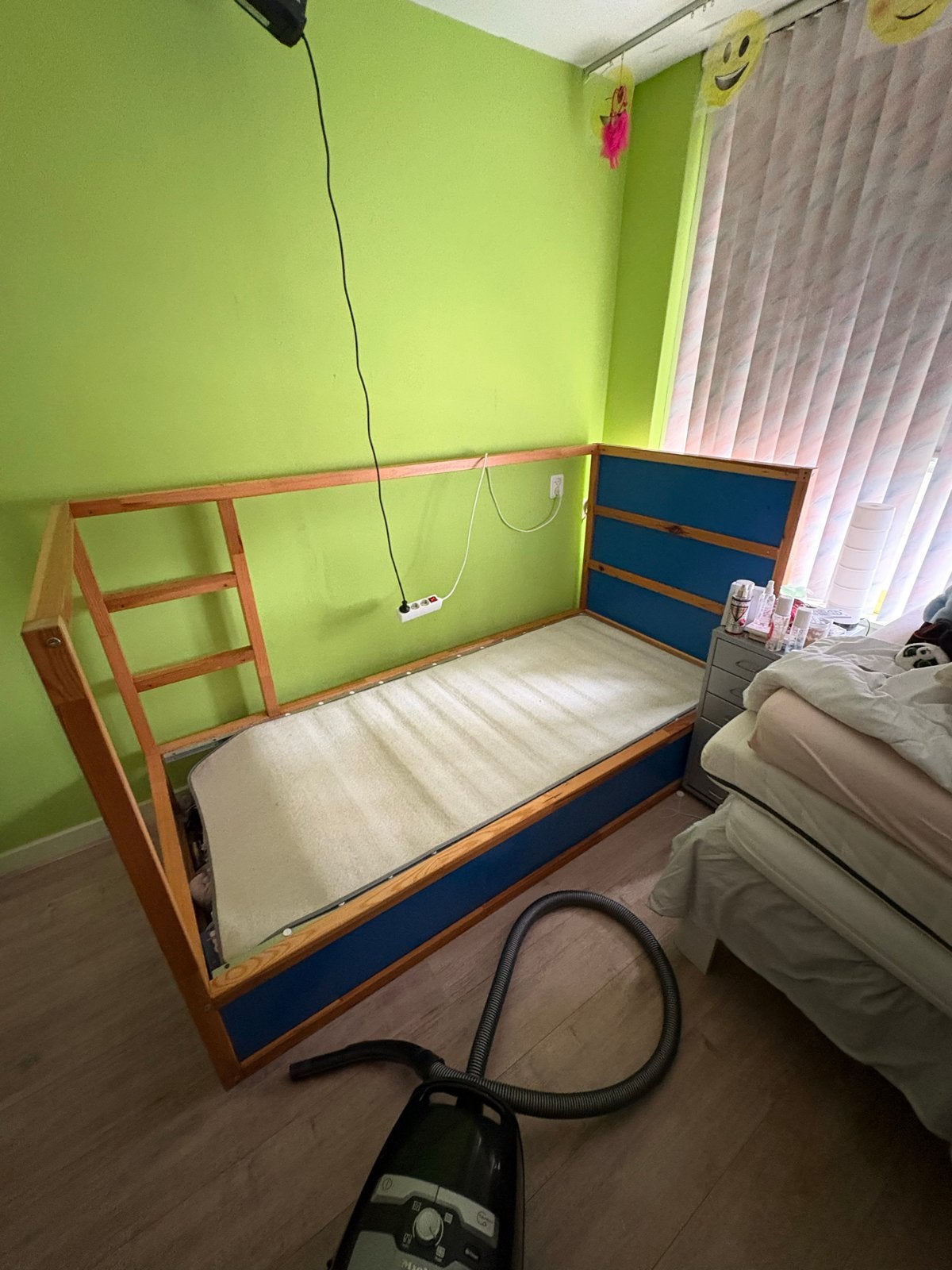 Omkeerbaar IKEA bed - Ideaal voor kinderkamer, Huis en Inrichting, Slaapkamer | Bedden, Ophalen, Gebruikt, 90 cm, 200 cm