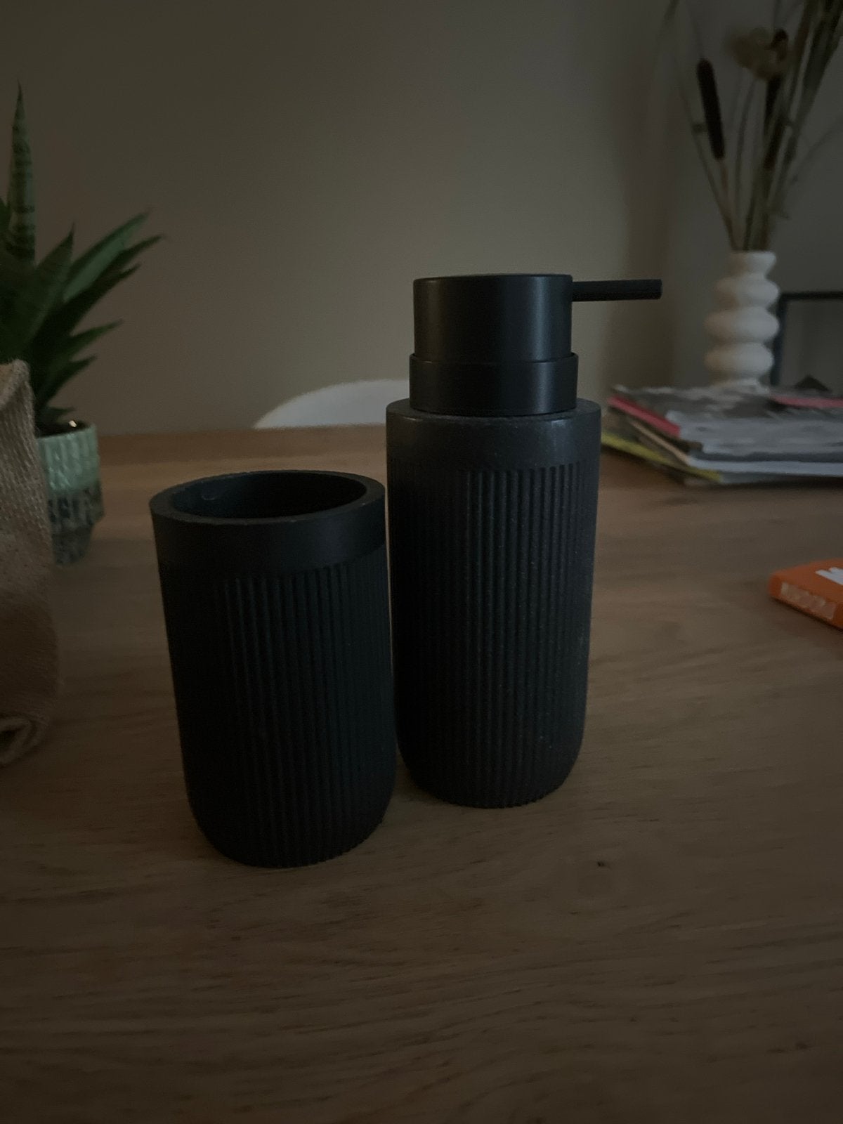 Zeepdispenser en bijpassend bekertje, Ophalen of Verzenden, Zo goed als nieuw, Grijs, Zeepdispenser/zeepbakje