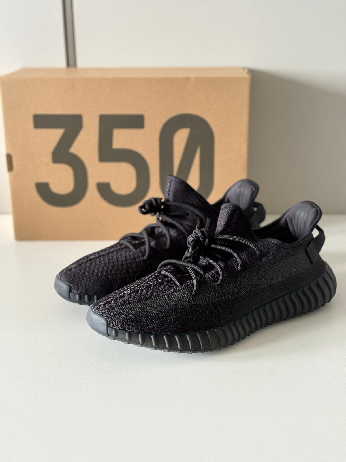 Adidas Yeezy Boost 350 V2 Onyx - Maat 48, Ophalen of Verzenden, Nieuw, Zwart, Sneakers of Gympen